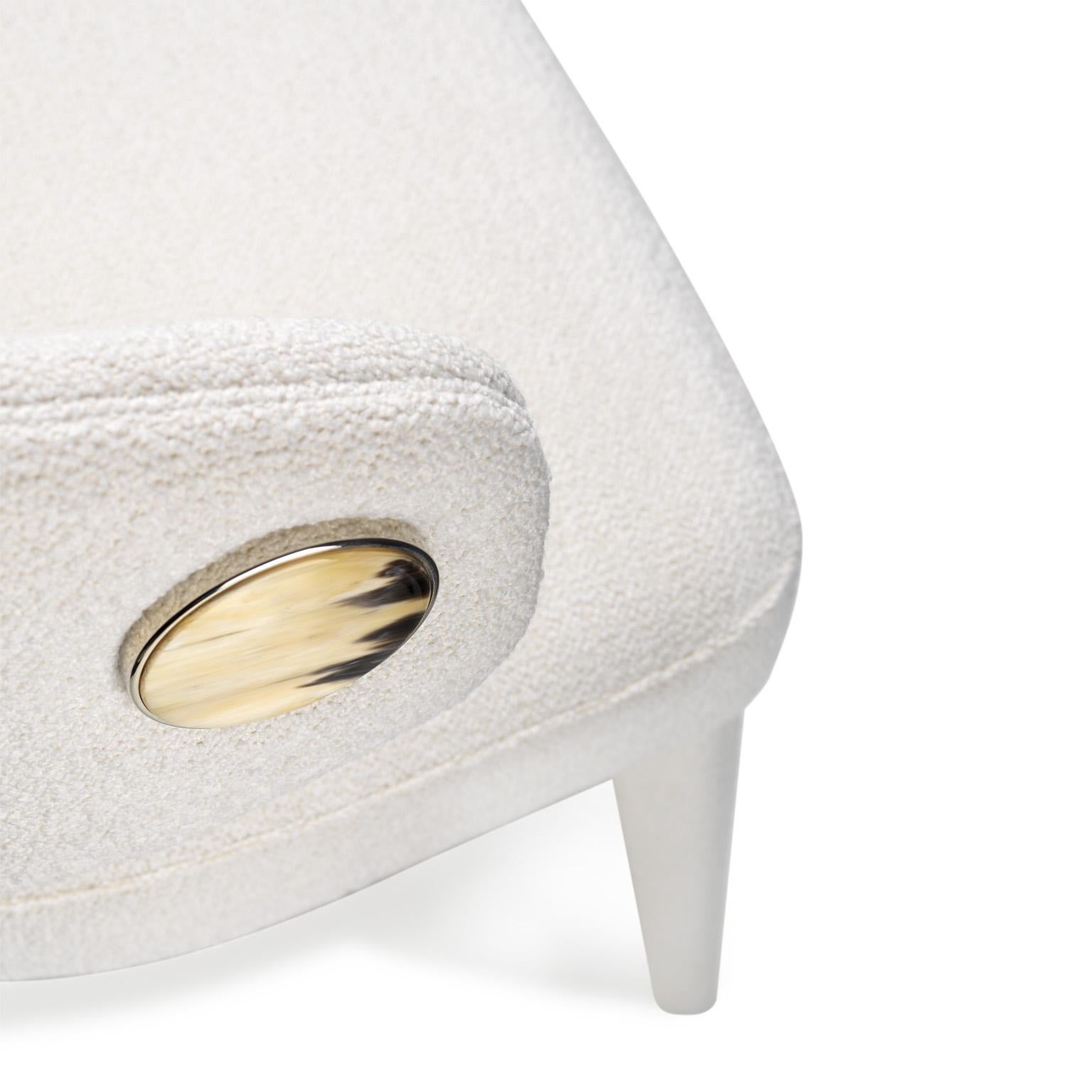 Stuhl aus weißem Boucl-Stoff mit Details in Corno Italiano, Mod. 4433CC (Handgefertigt) im Angebot