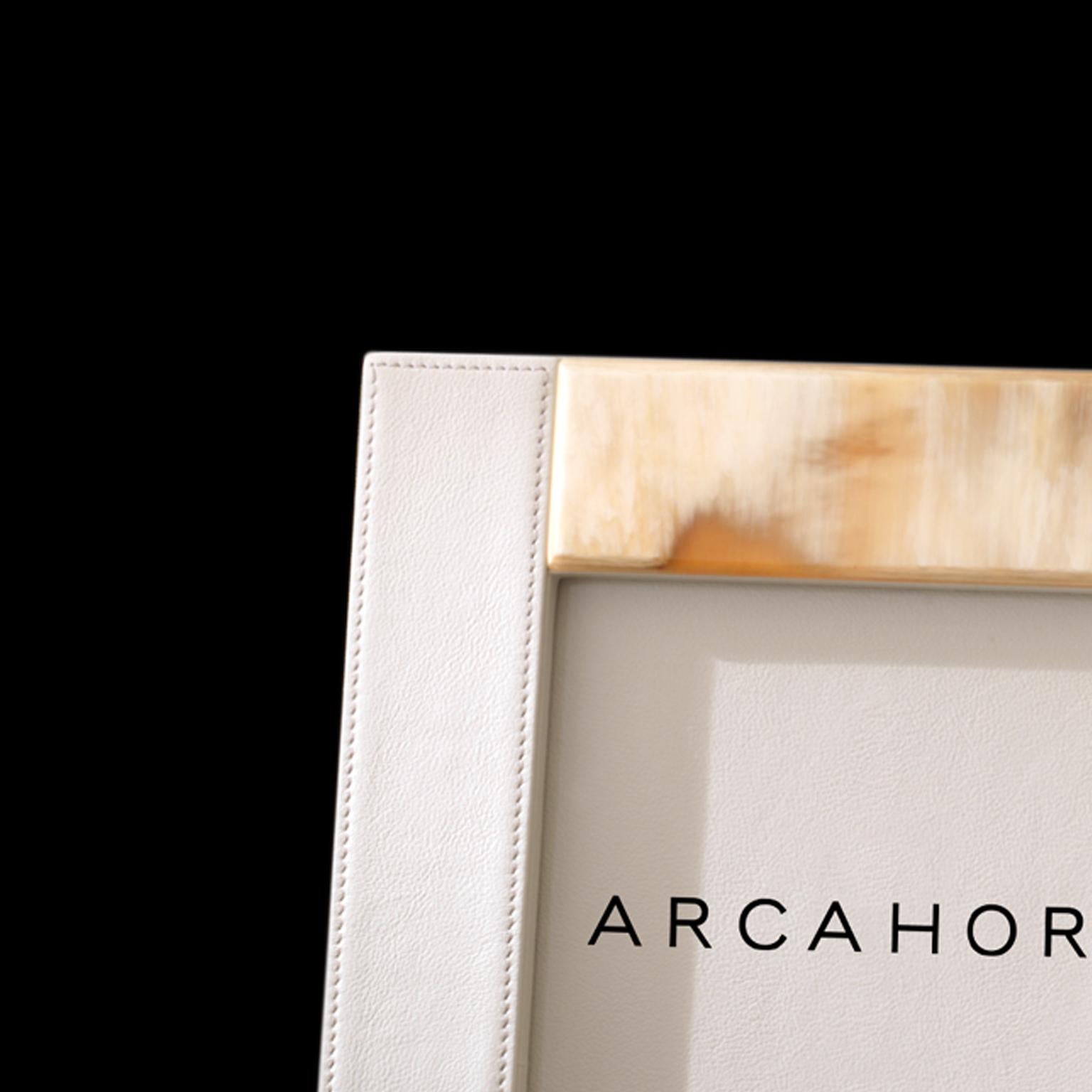 Circe Picture Frame in Ivory Tosca leather and Corno Italiano, Mod. 909 In New Condition In Recanati, Macerata