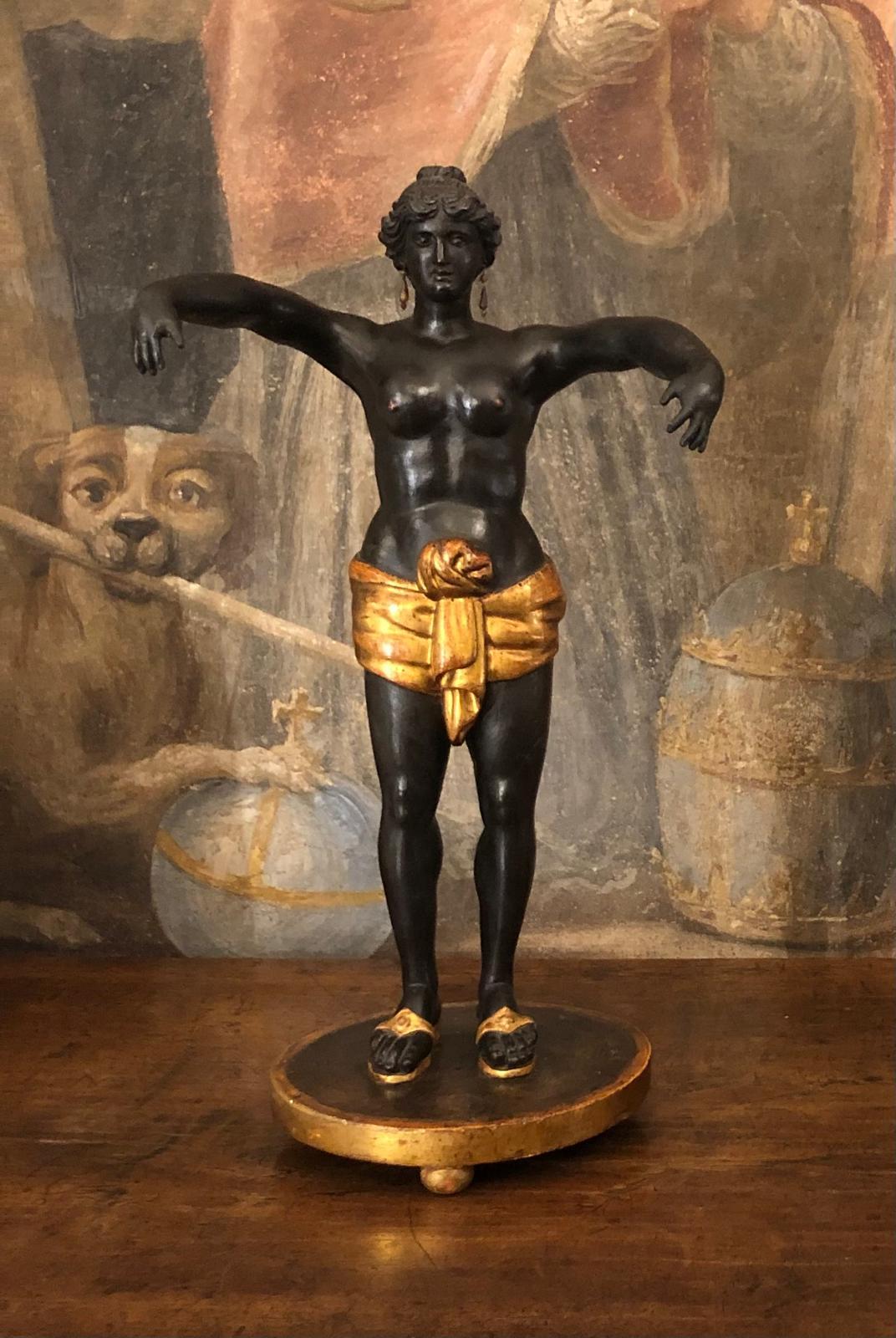 Circe Italienische neoklassische Skulptur aus den frühen 1800er Jahren Die Figur ist eine faszinierende Darstellung der Göttin Circe, die in Italien im frühen 19. Die Schnitzerei aus Zirbenholz und die Ebenholztechnik mit goldenen Details verleihen
