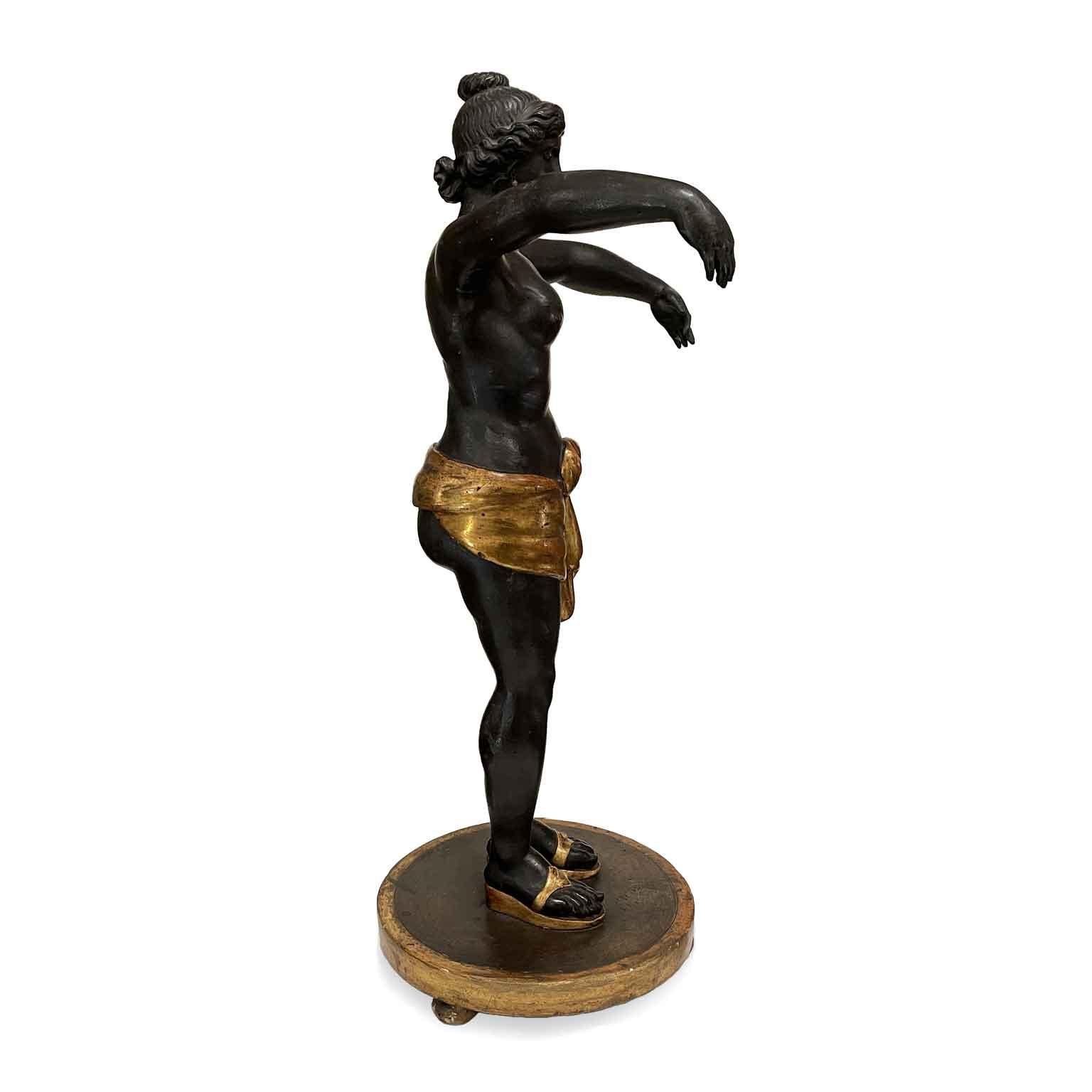 Göttin Circe Italienische Neoklassische Skulptur Frühes 1800er Ebenholz geschnitzt  Goldene (Italian) im Angebot