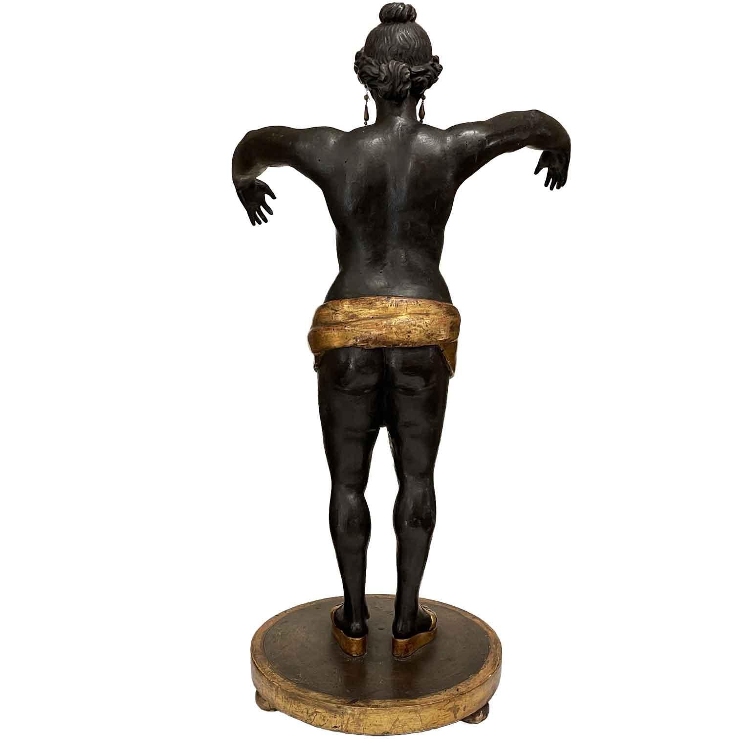 Göttin Circe Italienische Neoklassische Skulptur Frühes 1800er Ebenholz geschnitzt  Goldene im Zustand „Gut“ im Angebot in Milano, MI