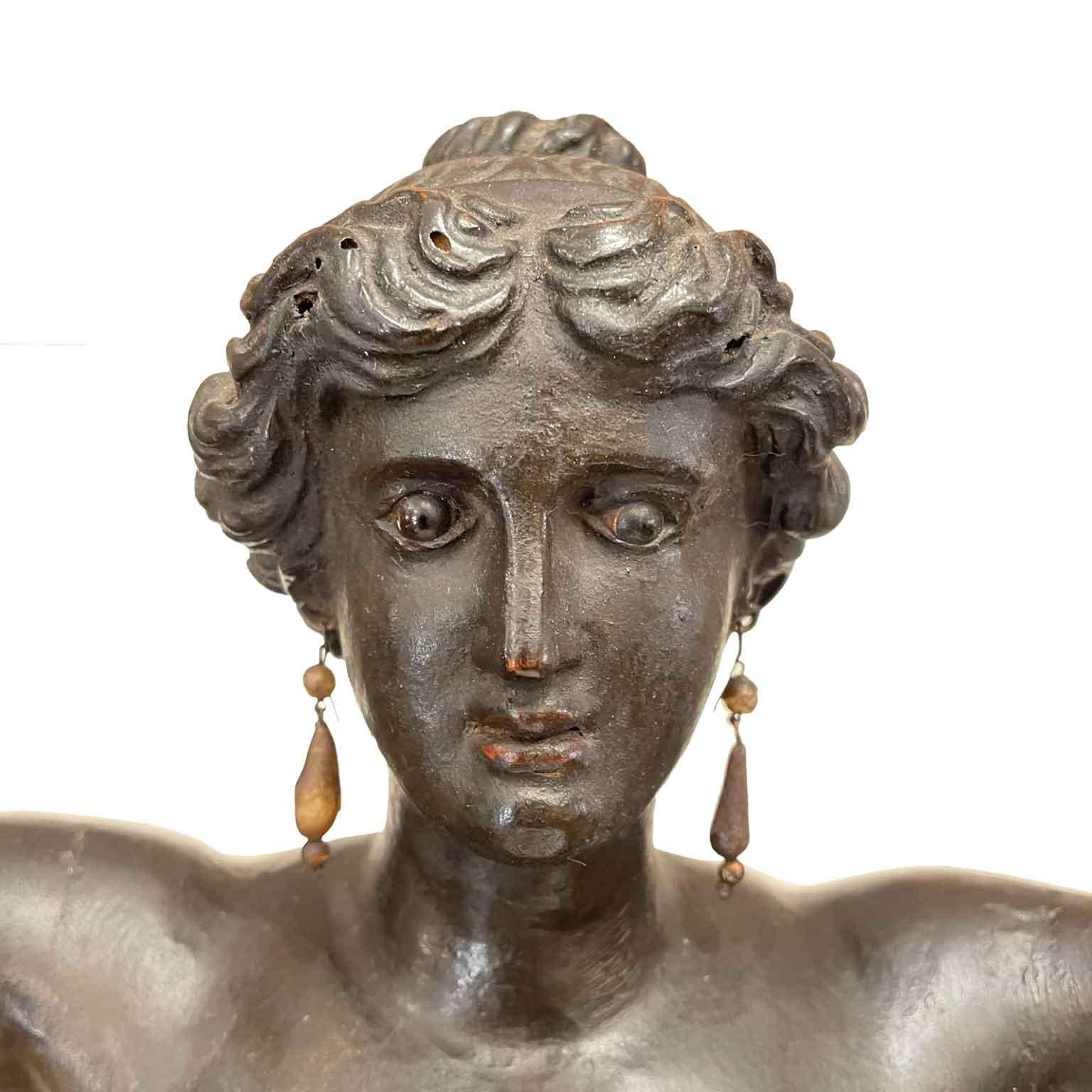 Göttin Circe Italienische Neoklassische Skulptur Frühes 1800er Ebenholz geschnitzt  Goldene (19th Century) im Angebot