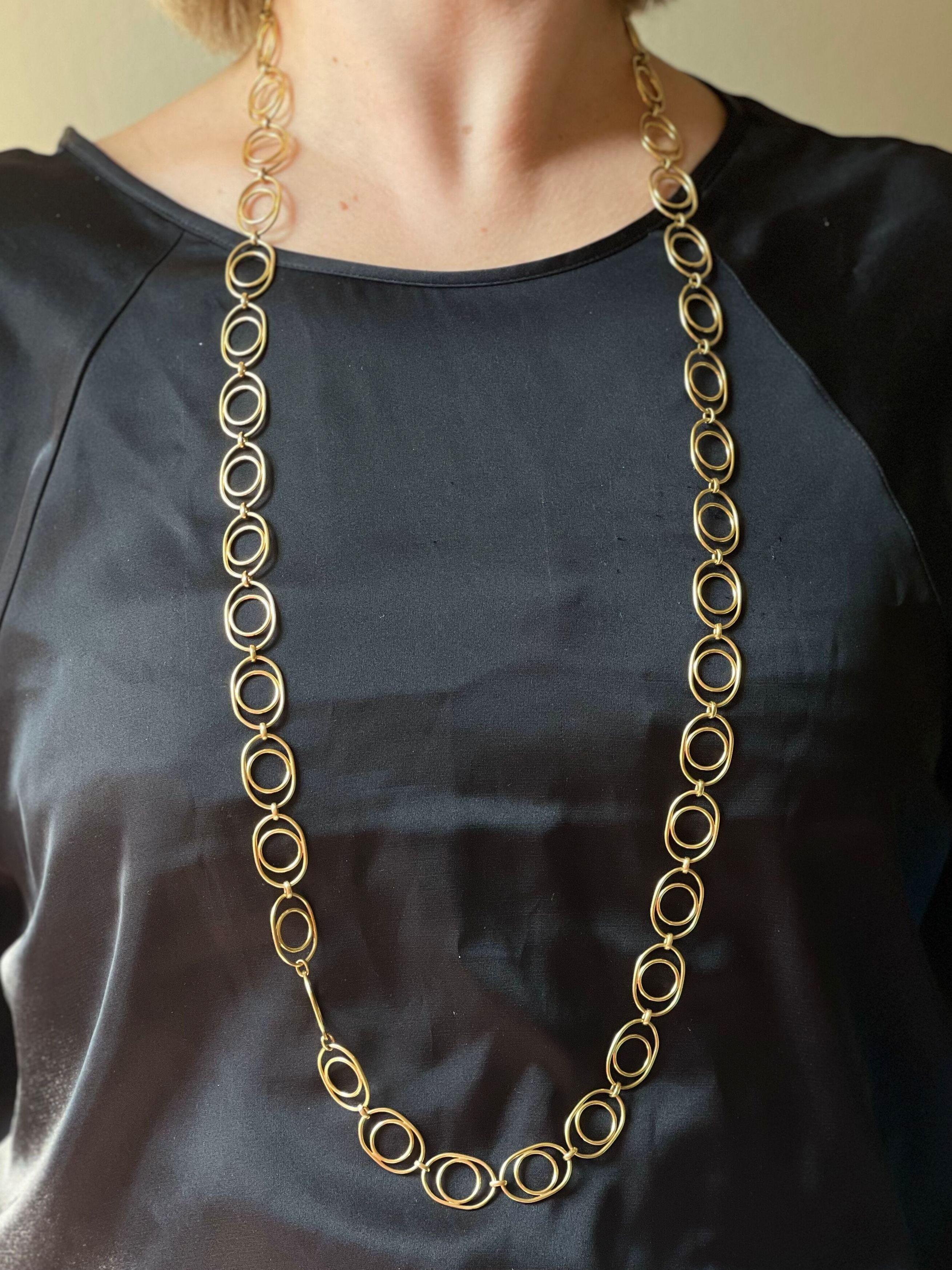 1980s 18k gold long necklace, featuring circle and oval links. Necklace is 40