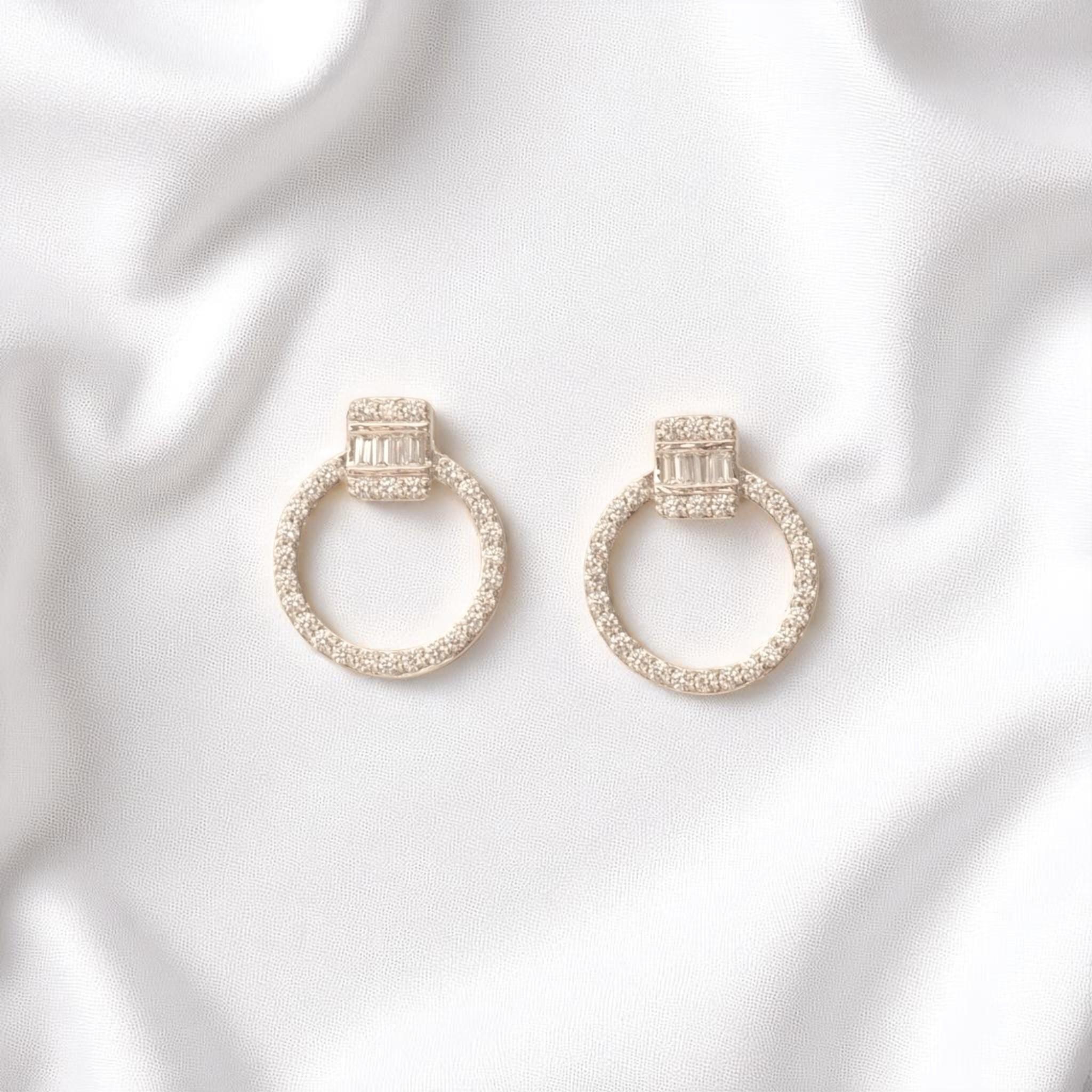 Taglio rotondo Orecchini a cerchio con diamante baguette in oro massiccio 14k (certificati) in vendita