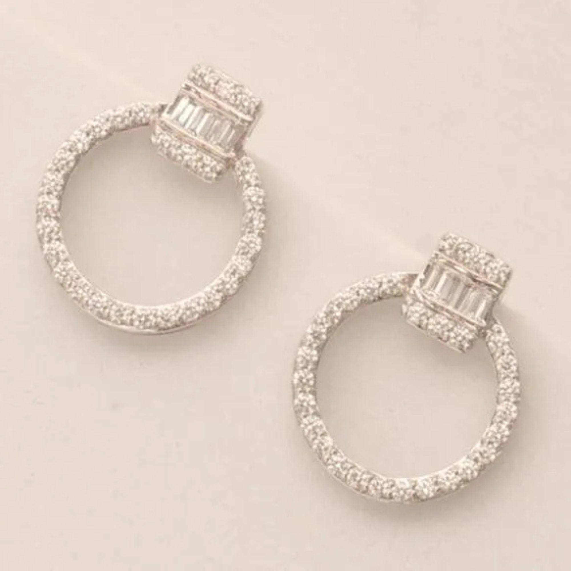Orecchini a cerchio con diamante baguette in oro massiccio 14k (certificati) In condizioni Nuovo in vendita a New Delhi, DL