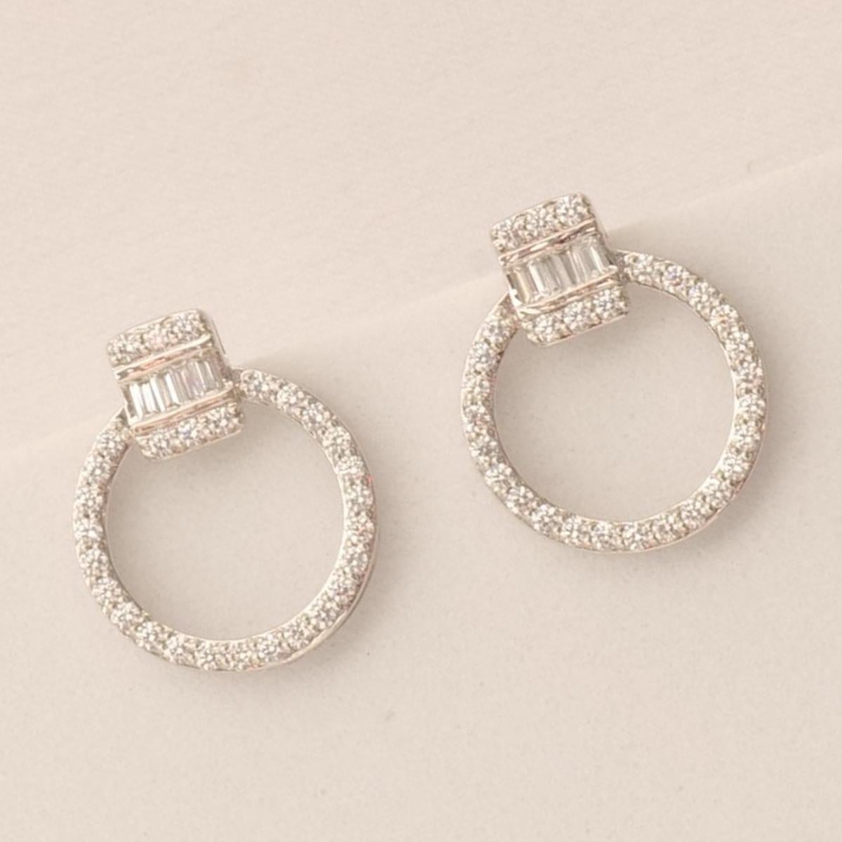Donna Orecchini a cerchio con diamante baguette in oro massiccio 14k (certificati) in vendita