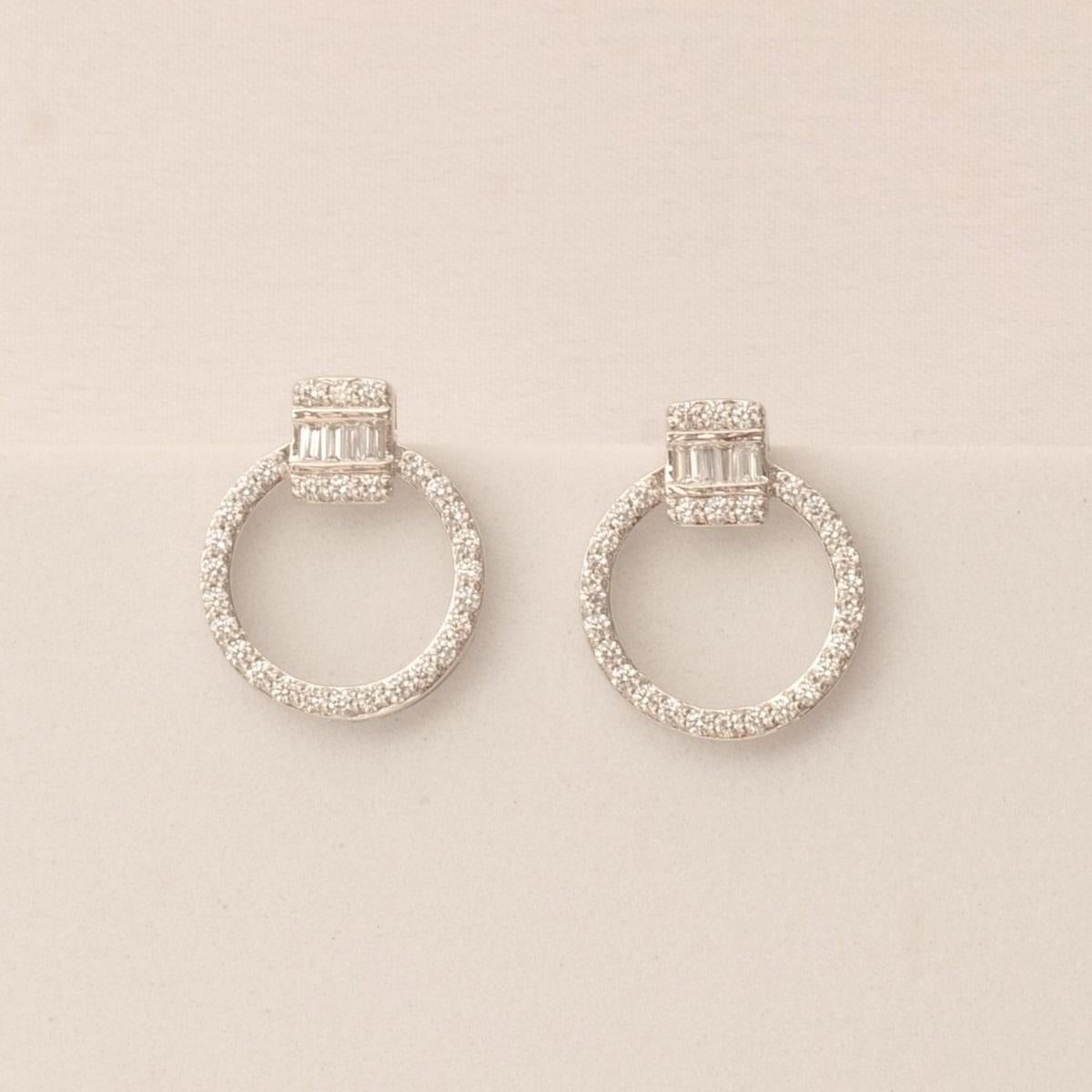 Orecchini a cerchio con diamante baguette in oro massiccio 14k (certificati) in vendita 2