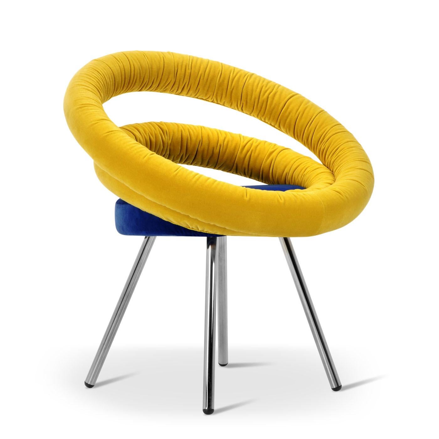 Inspiré par le jeu traditionnel du hula hoop, circle est un fauteuil contemporain avec une structure en métal. L'arrière du cercle est construit avec deux cercles concentriques qui, malgré leur apparence, sont suffisamment solides pour supporter le