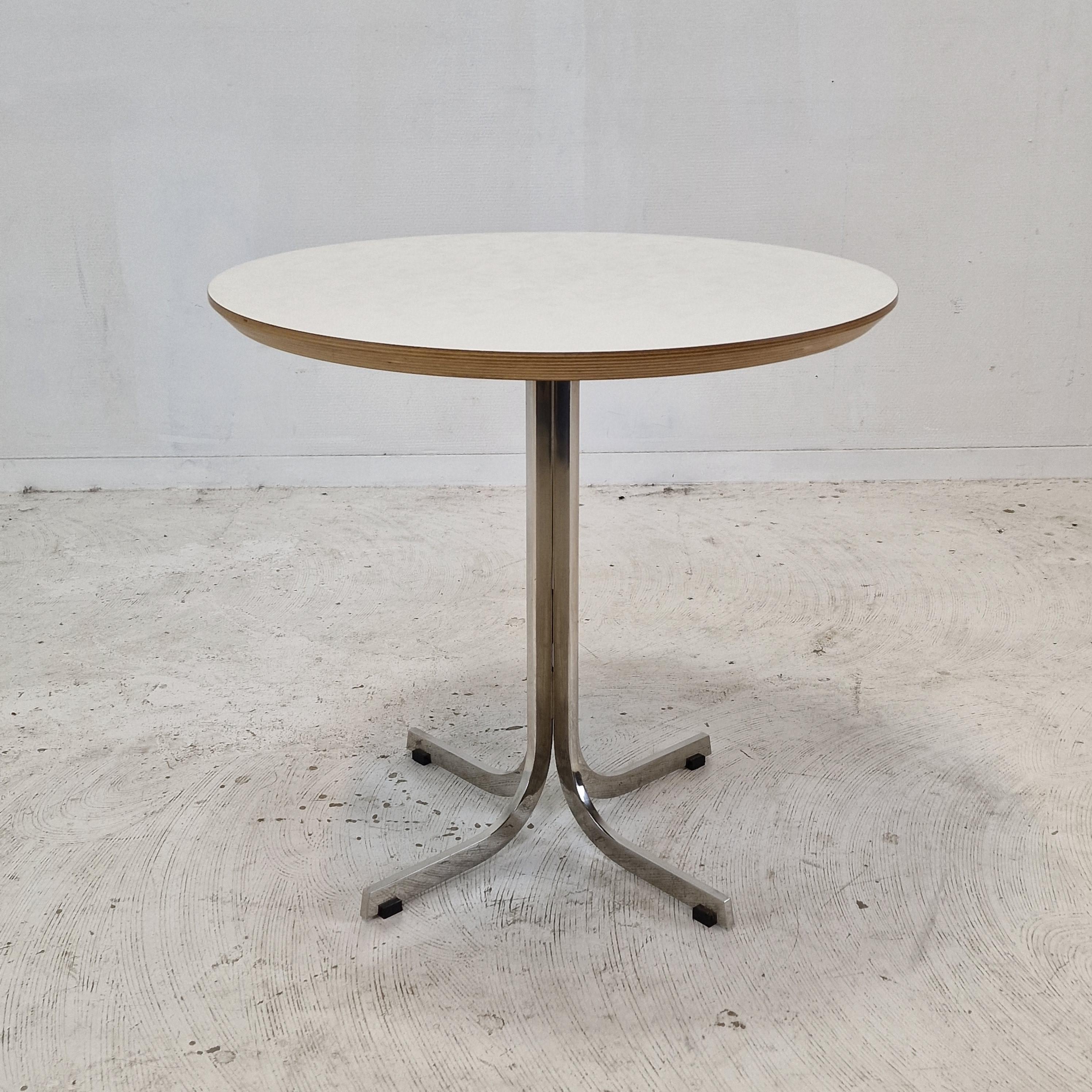 Charmante table ronde de salon ou d'appoint, conçue par Pierre Paulin dans les années 60. 
Le nom de la table est 