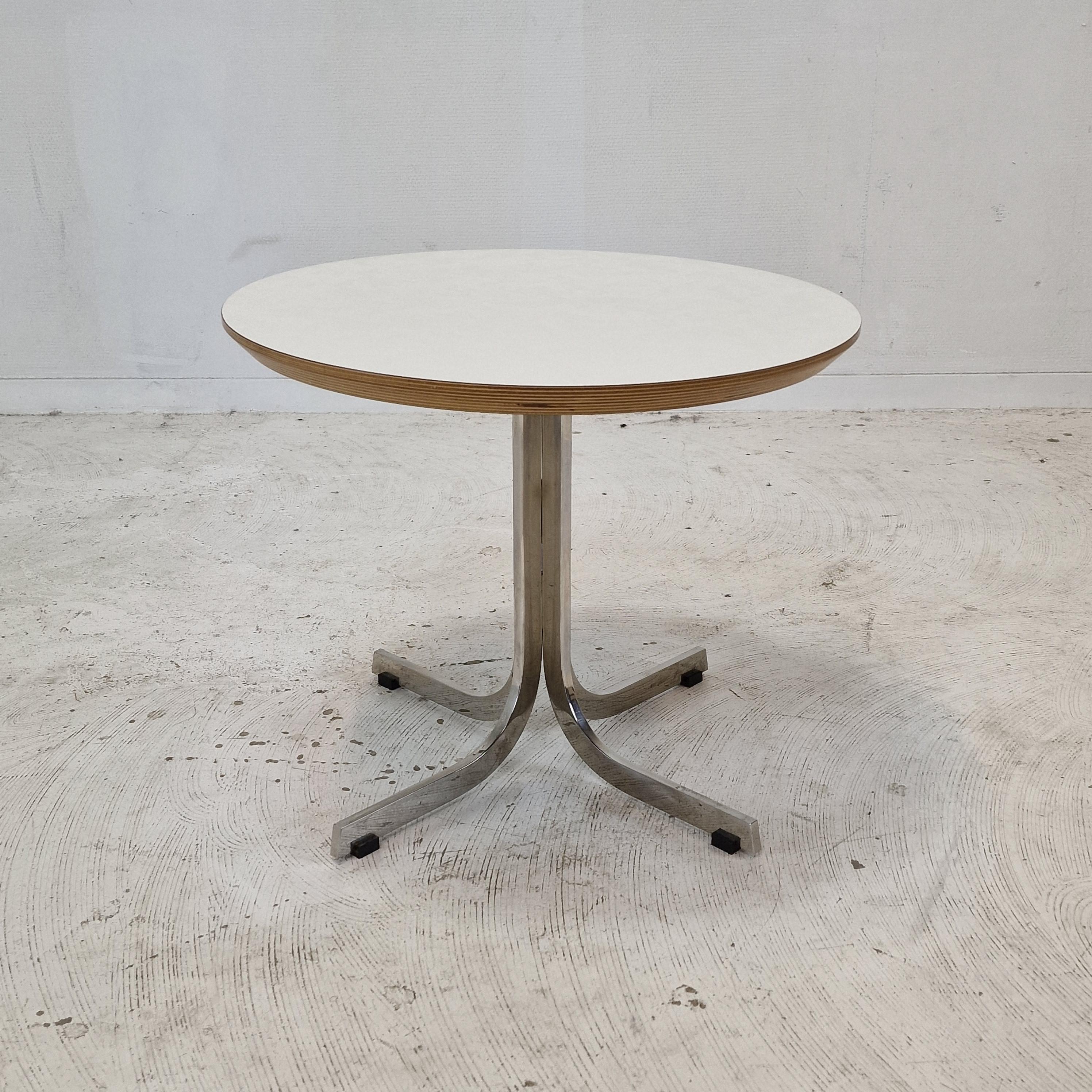 Charmante table ronde de salon ou d'appoint, conçue par Pierre Paulin dans les années 60. 
Le nom de la table est 