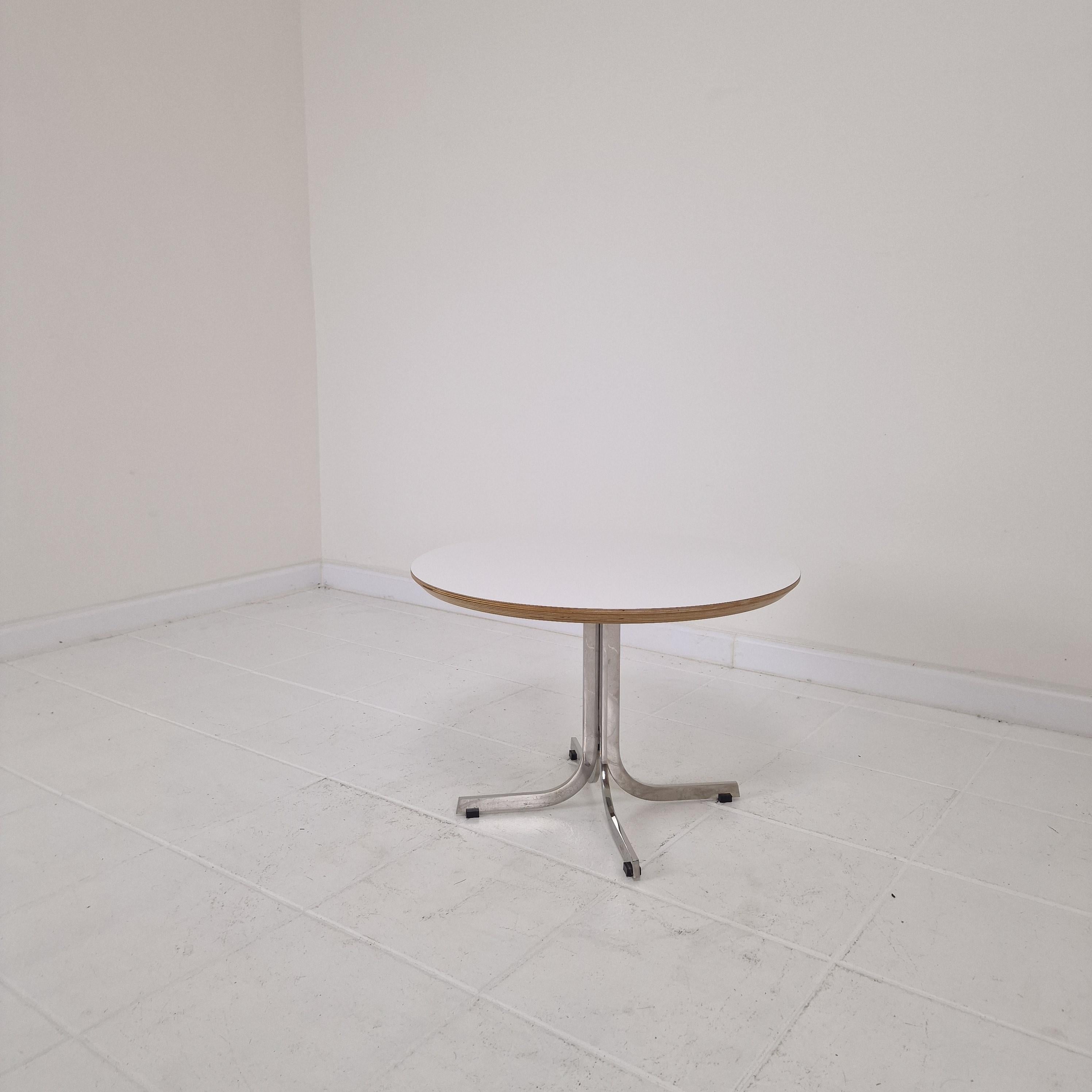 Lovely round coffee or side table, designed by Pierre Paulin in the 60's. 
The name of the table is 