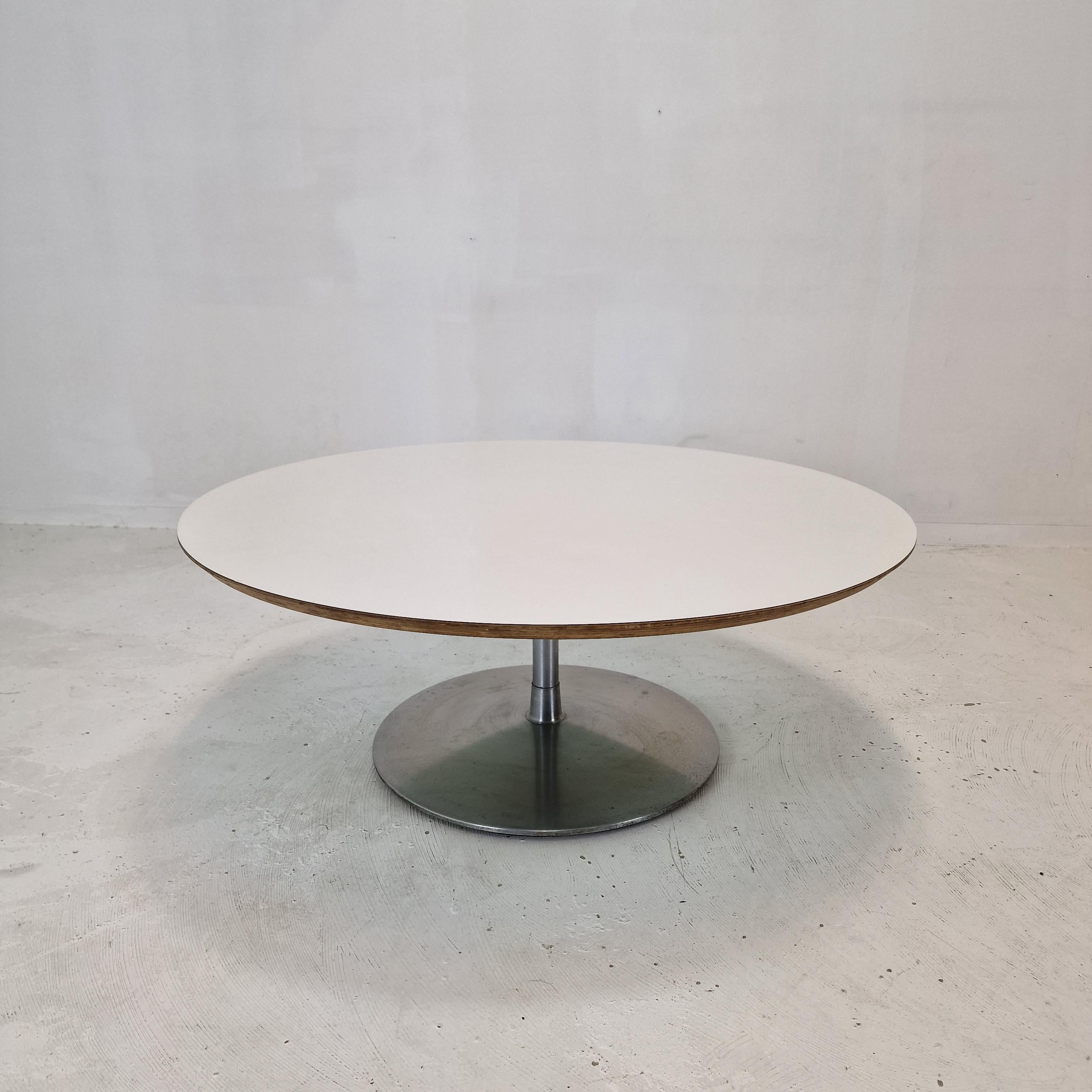 Très belle table basse ronde, conçue par Pierre Paulin dans les années 1960. 
Cette table particulière a été fabriquée à la fin des années 60.

Le nom de la table est 