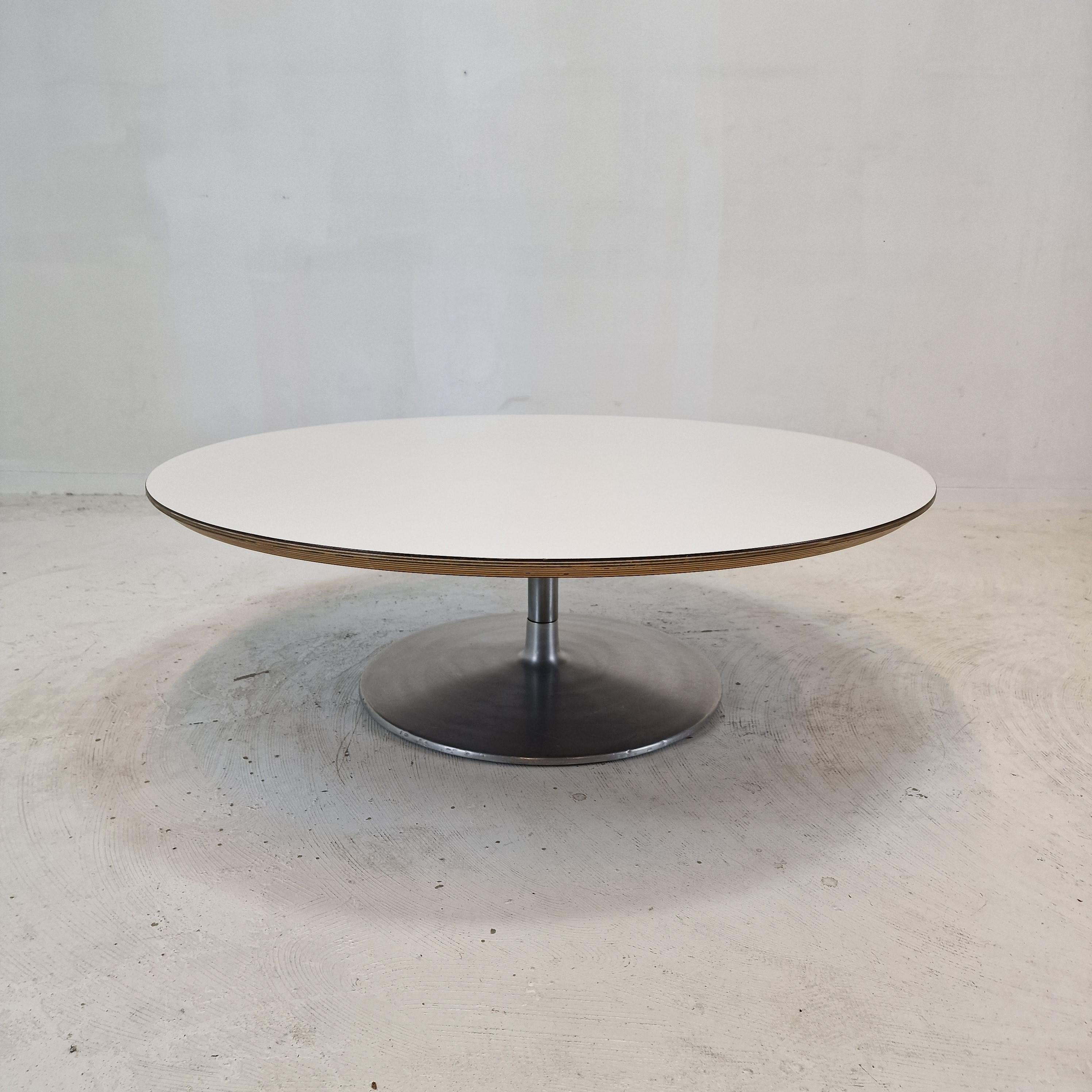Très belle table basse ronde, conçue par Pierre Paulin dans les années 1960. 
Cette table particulière a été fabriquée à la fin des années 60.

Le nom de la table est 