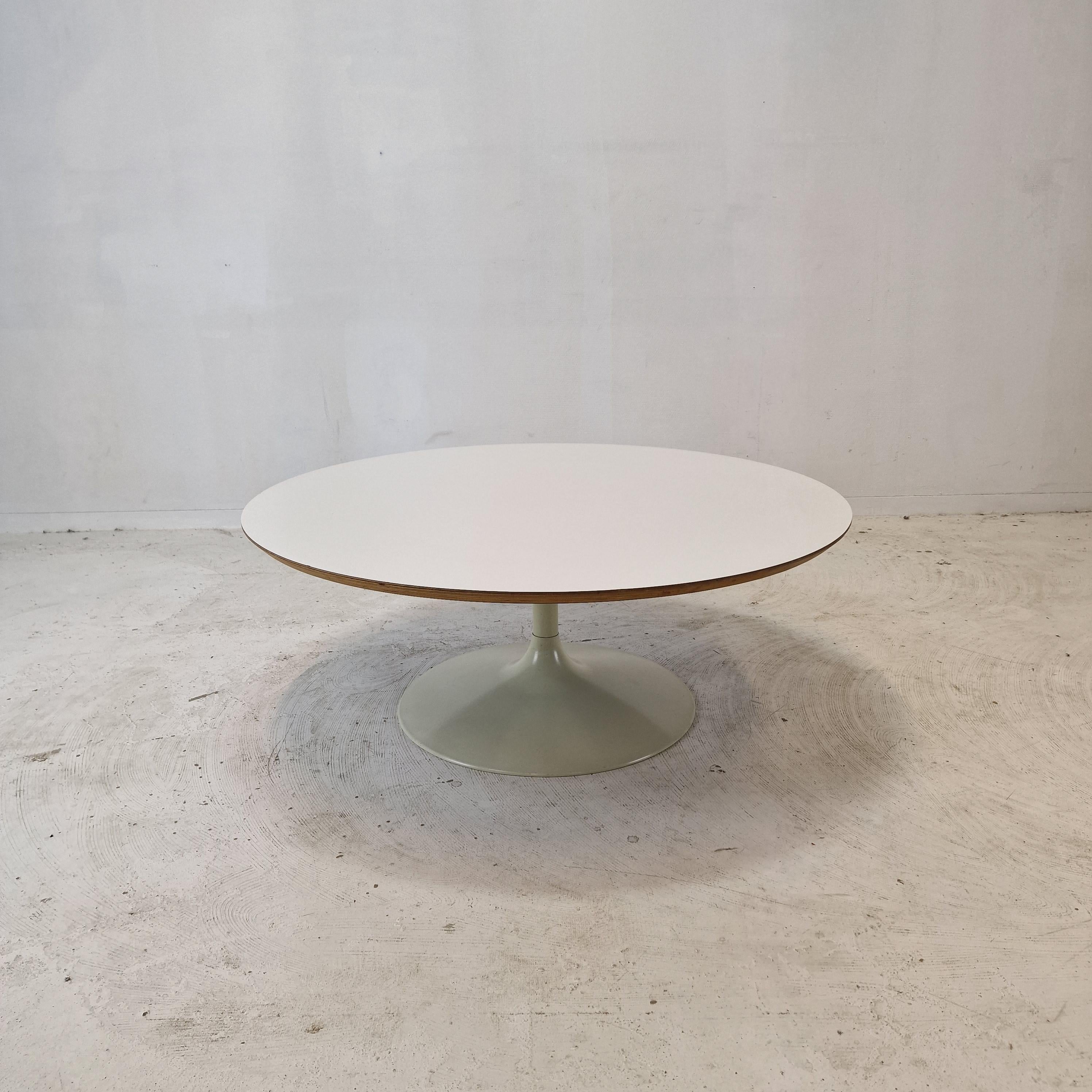 Très belle table basse ronde, conçue par Pierre Paulin dans les années 70. 
Le nom de la table est 