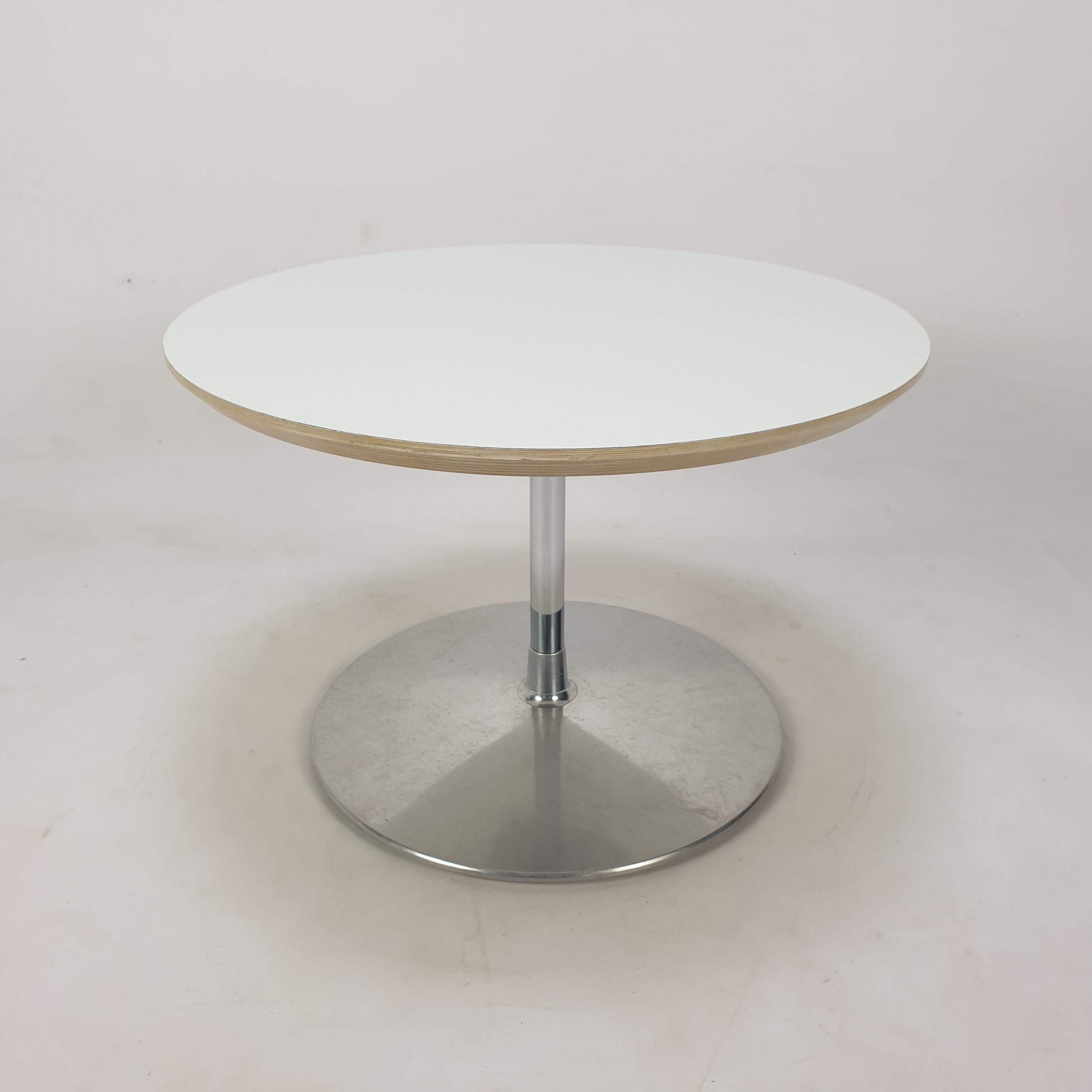 Très belle table basse ronde, conçue par Pierre Paulin dans les années 60. 

Le nom de la table est 