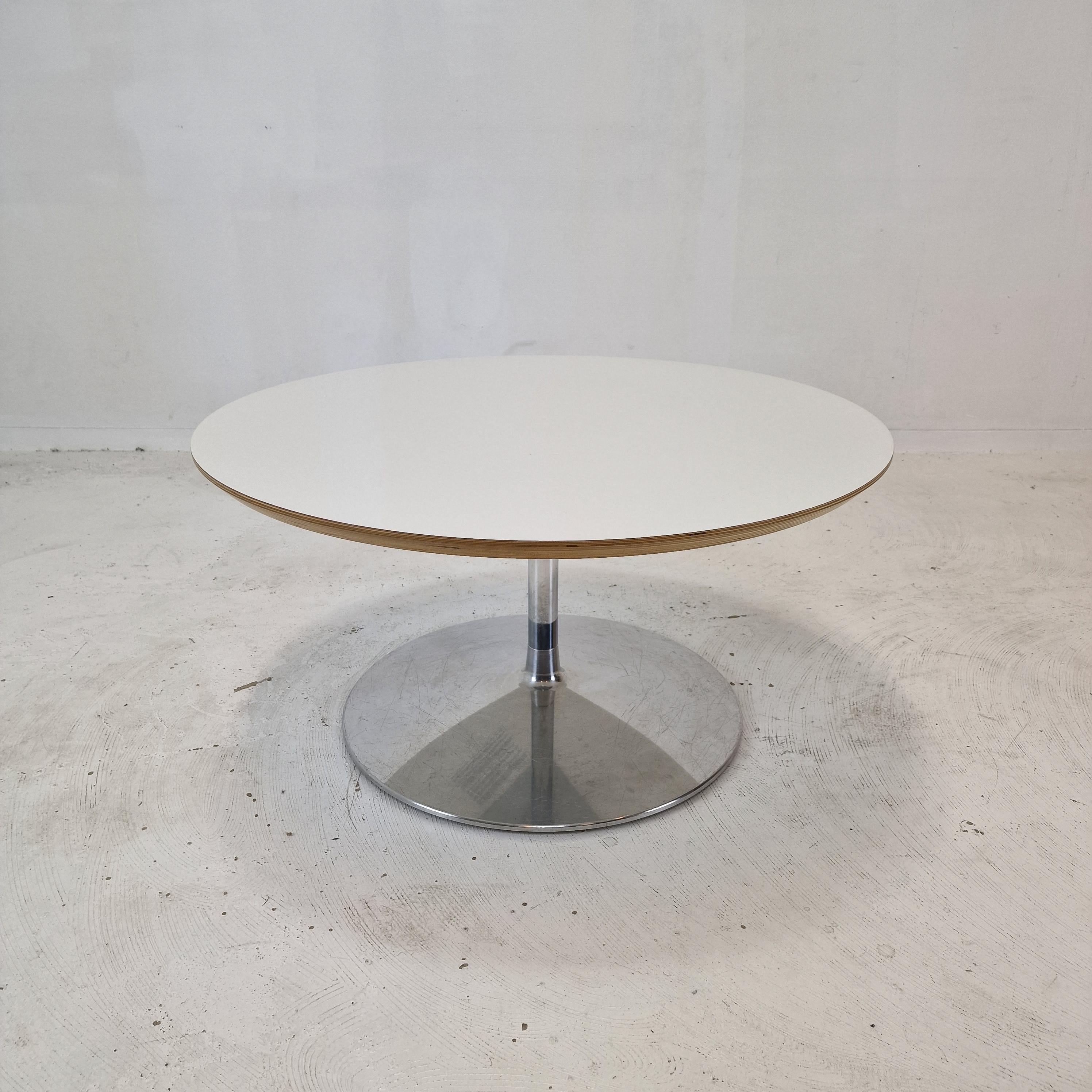 Très belle table basse ronde, conçue par Pierre Paulin dans les années 1960. 
Cette table particulière a été fabriquée vers 2000.

Le nom de la table est 