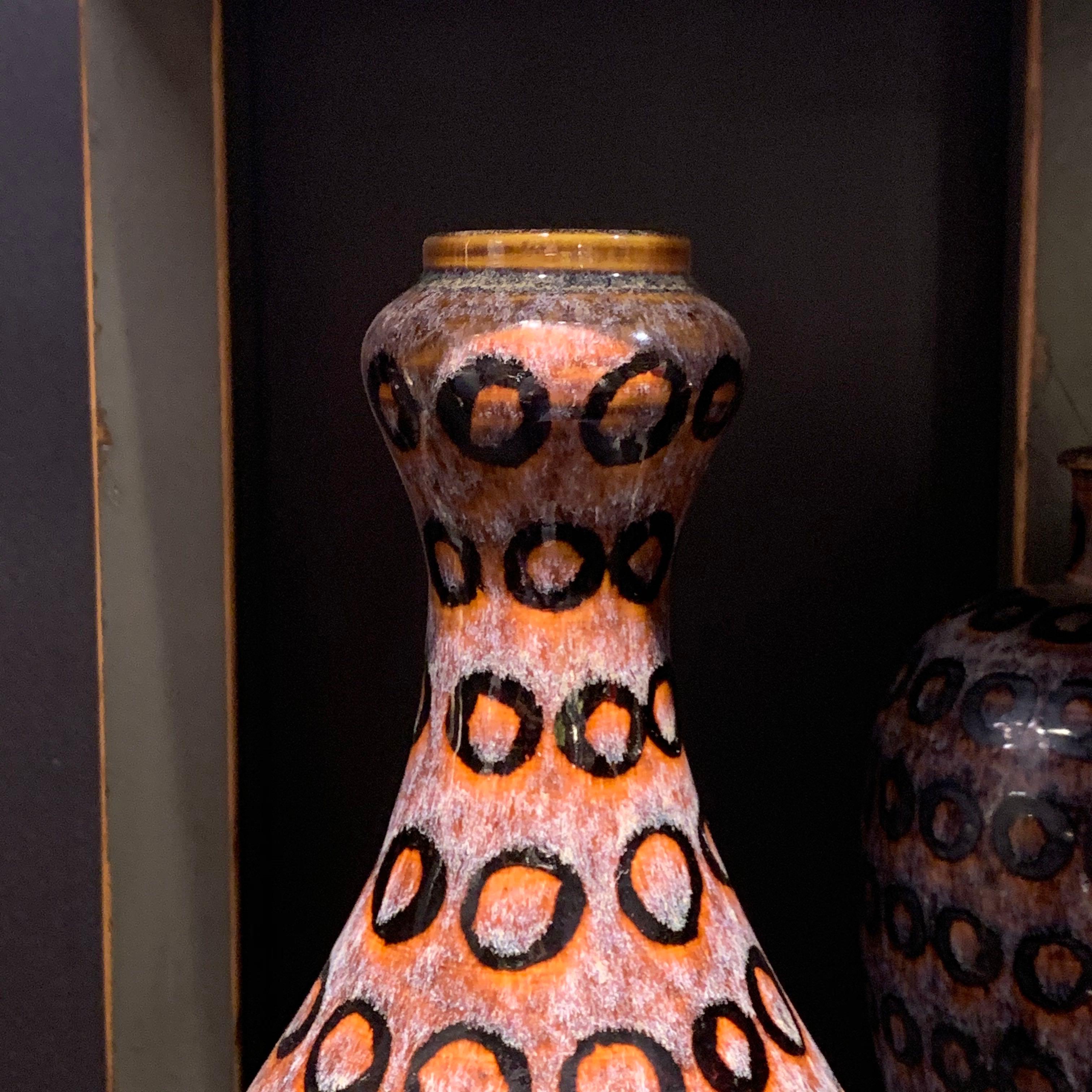 Chinese classic shape ceramic vase
Decorative black circles.
ARRIVAL TBD
 
 