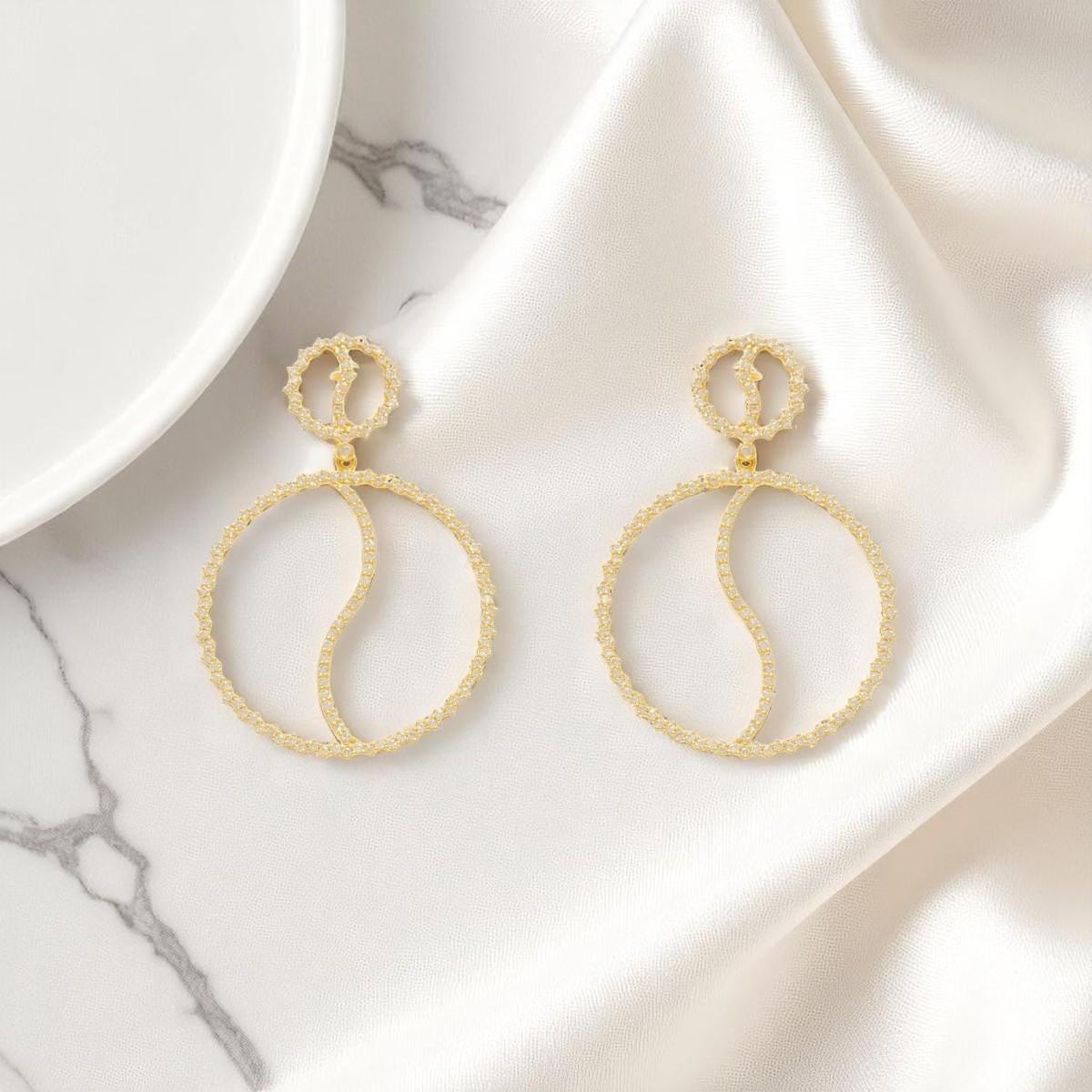 Taille ronde Boucles d'oreilles pendantes en or massif 14k avec diamant en forme de cercle (certifié) en vente
