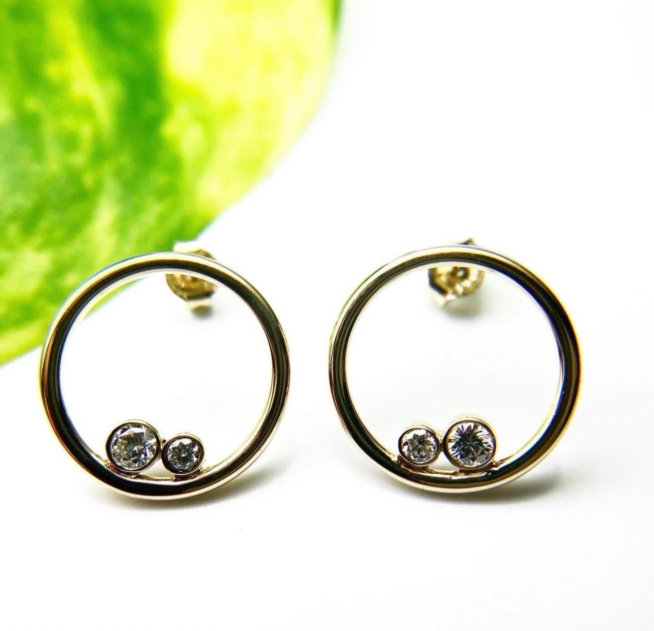 Boucles d'oreilles circulaires avec diamants en or jaune 18KT, design élégant avec des diamants de qualité VS et de couleur F.

Le certificat est fourni à l'achat !
À PROPOS DE NOUS
Nous sommes une entreprise familiale. Notre Studio est situé au