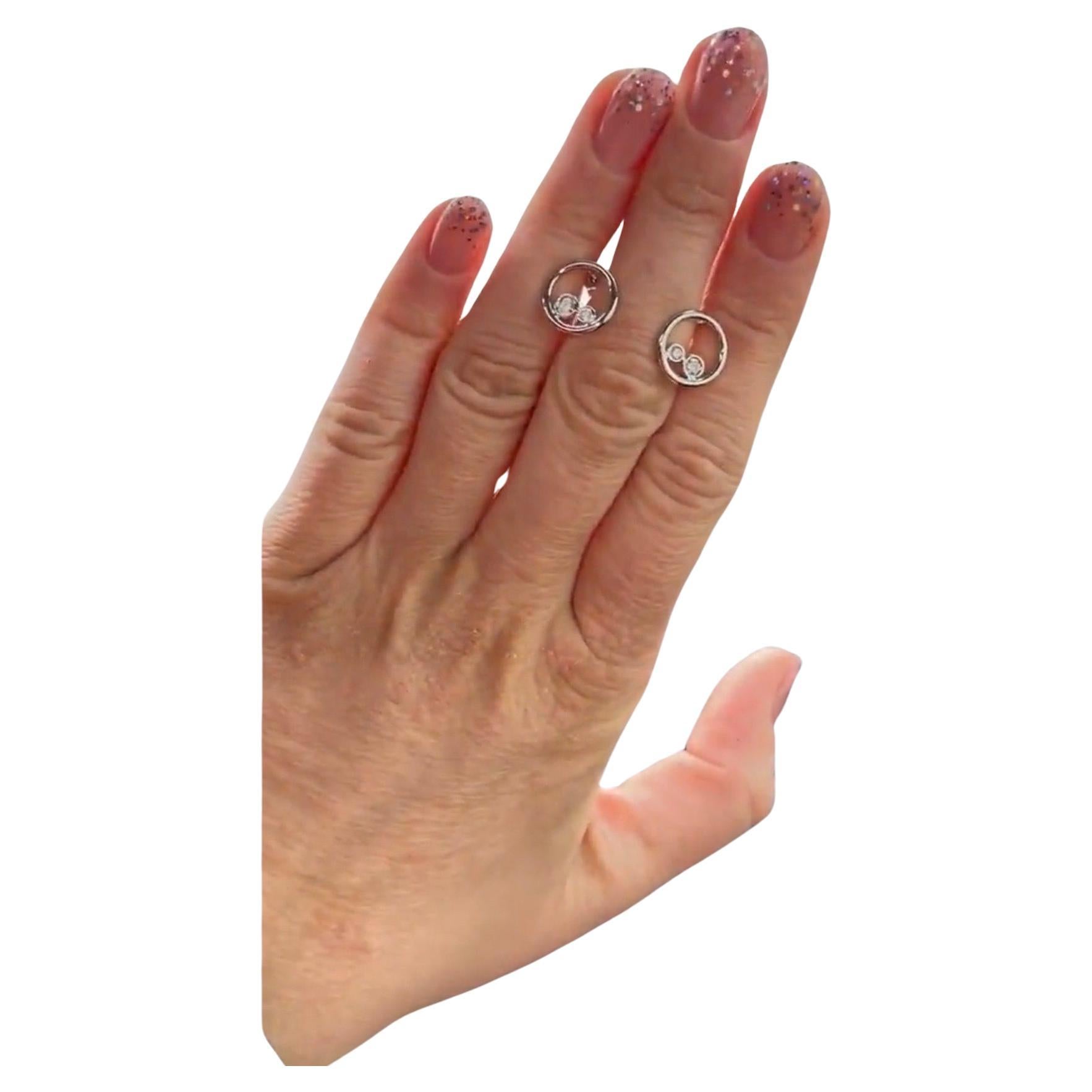 Orecchini con diamanti a cerchio con due diamanti in ciascun cerchio, i diamanti sono di qualità pregiata con purezza VS e colore F per un peso di 0,45 carati. Il metallo è oro bianco 18KT. 
Il certificato di autenticità viene fornito con