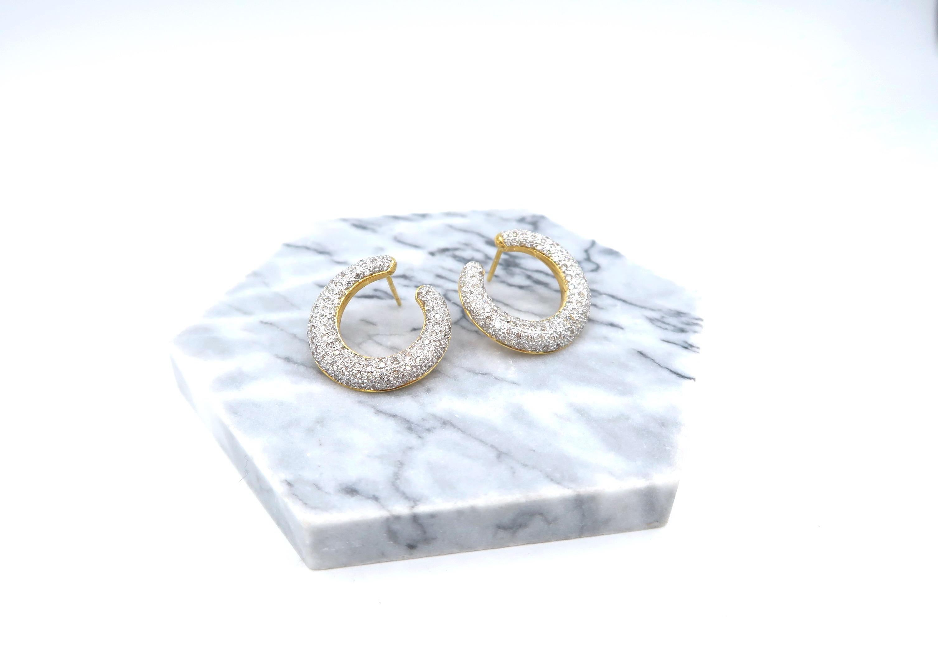 Contemporary Ensō Embossed Open Circle Brush Stroke Pavé Diamond Gold Earrings For Sale