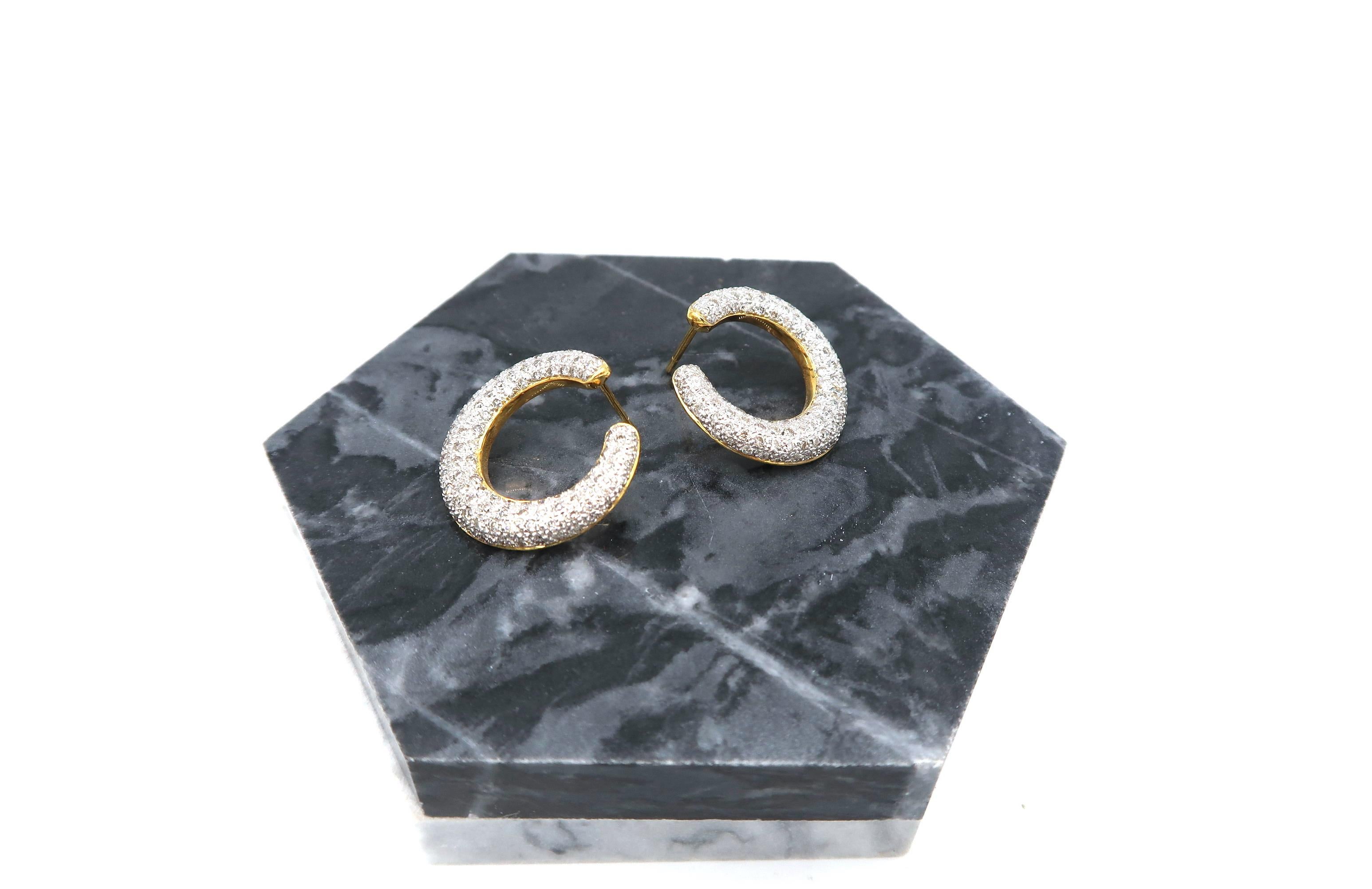 Brilliant Cut Ensō Embossed Open Circle Brush Stroke Pavé Diamond Gold Earrings For Sale