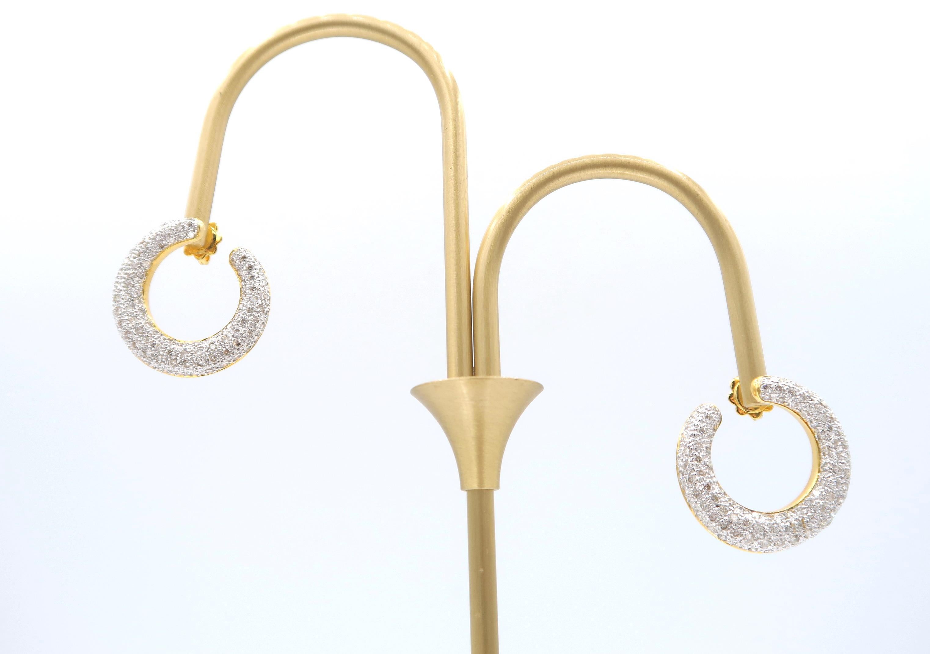 Ensō Embossed Open Circle Brush Stroke Pavé Diamond Gold Earrings In New Condition For Sale In Bangkok, TH