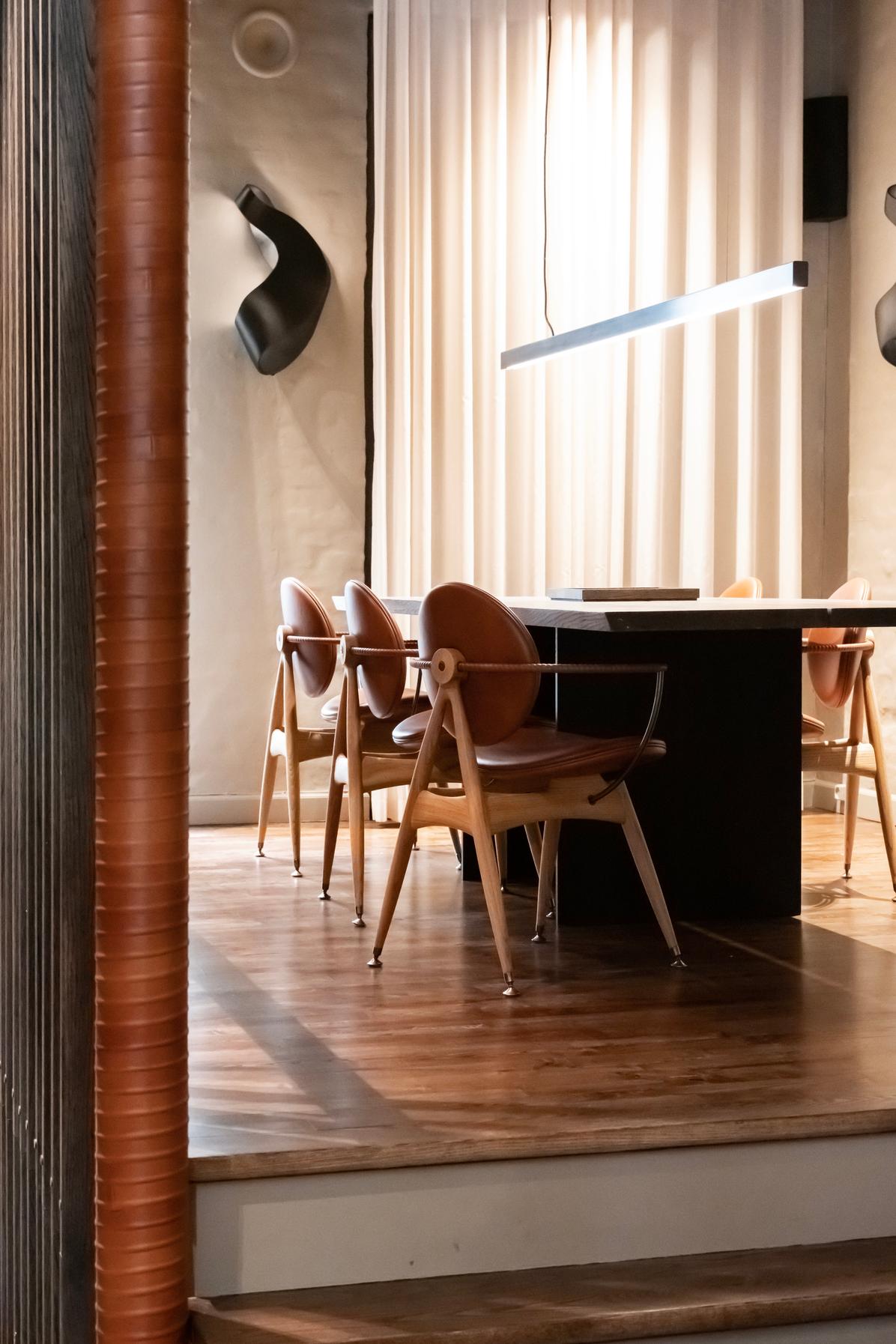 Woodwork Circle Dining Armchair - Oak & Leather Elegance Whiskey - by Overgaard & Dyrman