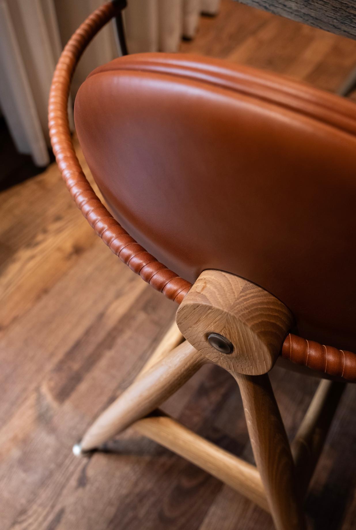 Circle Dining Armchair - Oak & Leather Elegance Whiskey - by Overgaard & Dyrman In New Condition In Dubai, AE