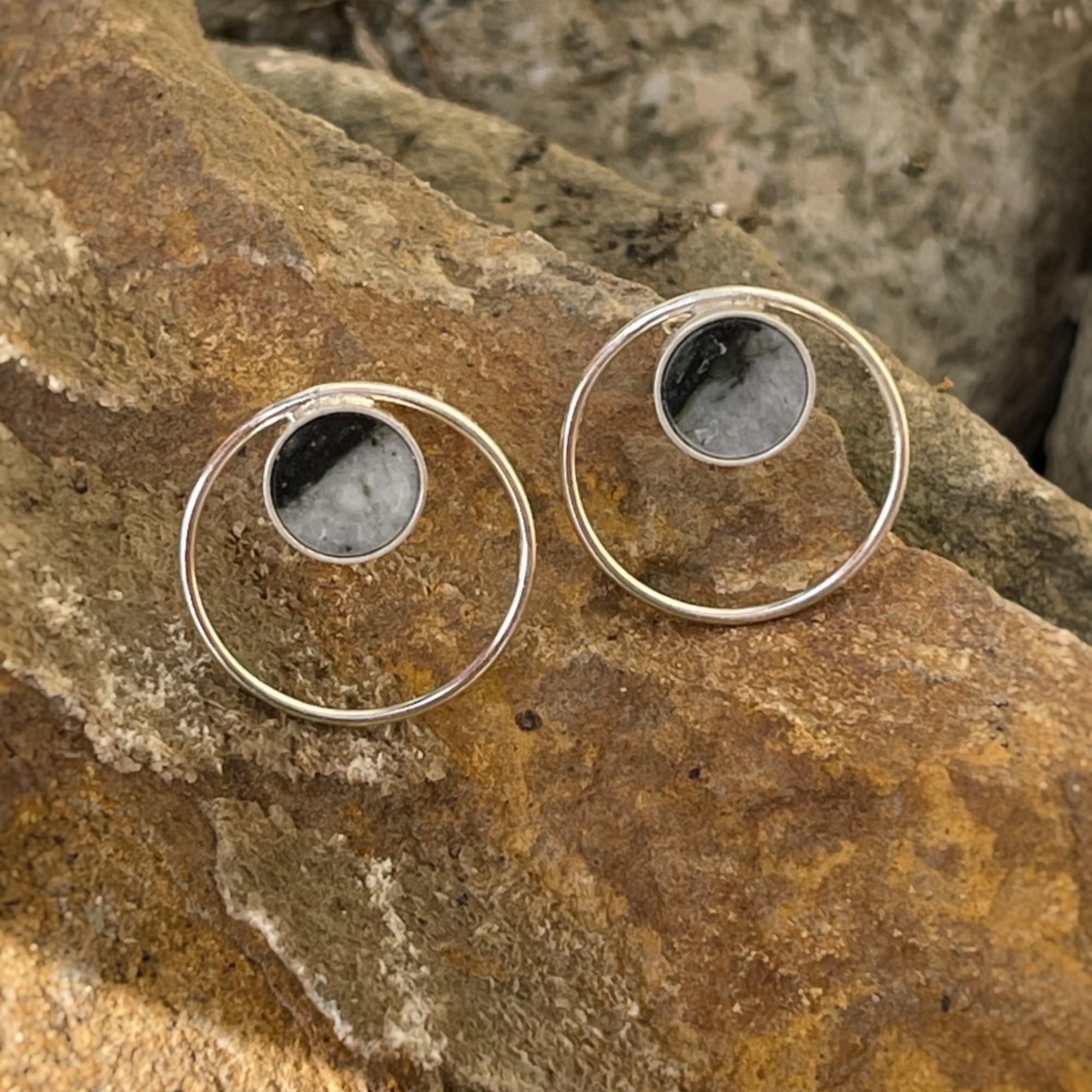 The earrings with a beautiful grey stone are part of a collection whose leitmotif is the perfection of the circle shape. It symbolises completeness, harmony and femininity. Add an extra touch to your look with these simple yet extraordinary