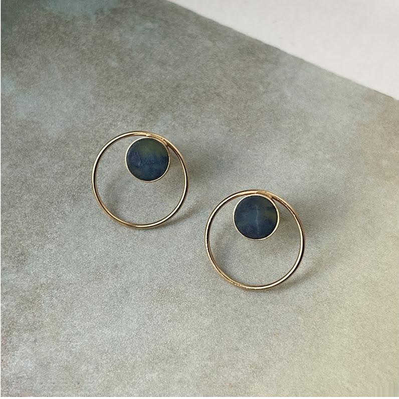 The earrings with a beautiful dark green stone are part of a collection whose leitmotif is the perfection of the circle shape. It symbolises completeness, harmony and femininity. Add an extra touch to your look with these simple yet extraordinary