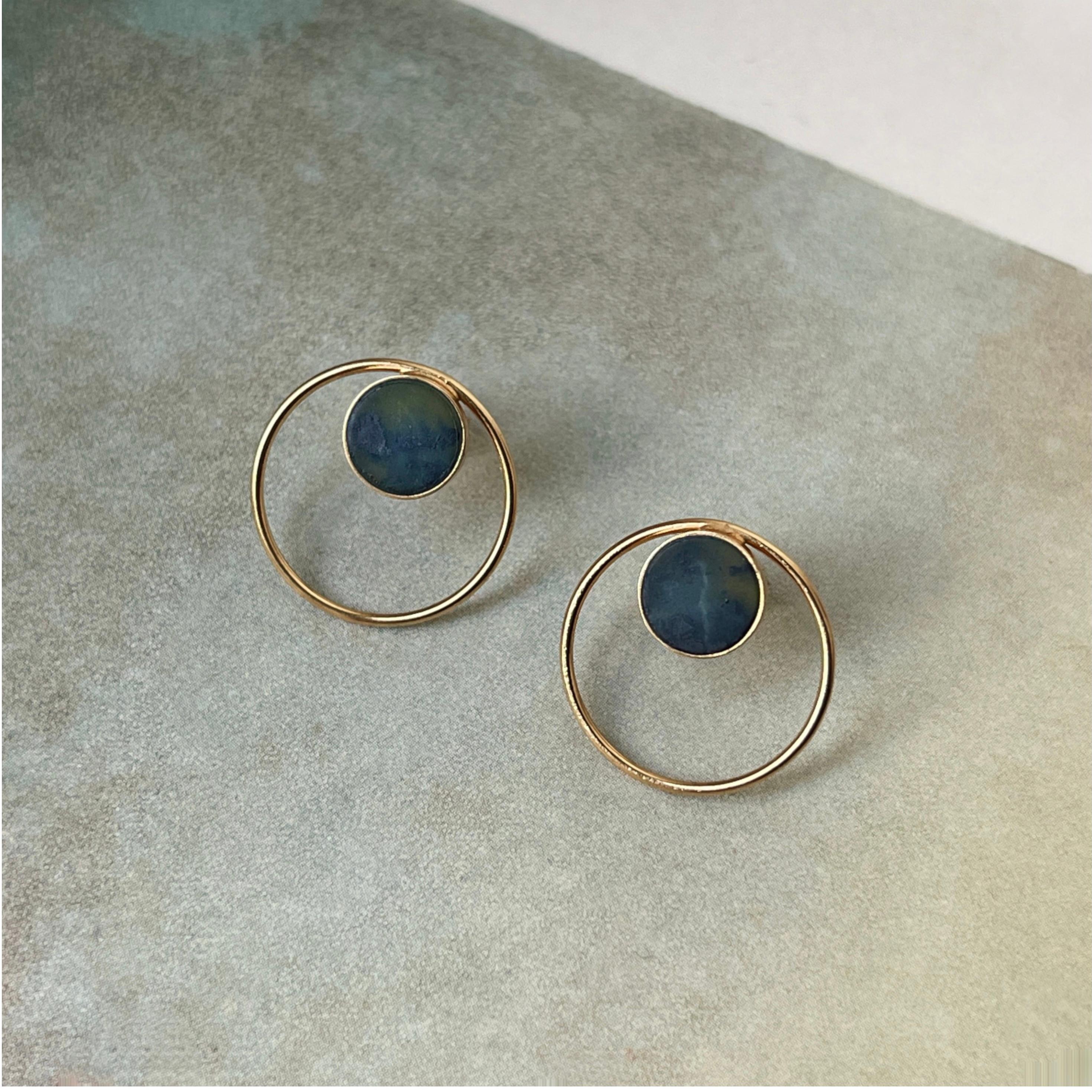 The earrings with a beautiful dark green stone are part of a collection whose leitmotif is the perfection of the circle shape. It symbolises completeness, harmony and femininity. Add an extra touch to your look with these simple yet extraordinary