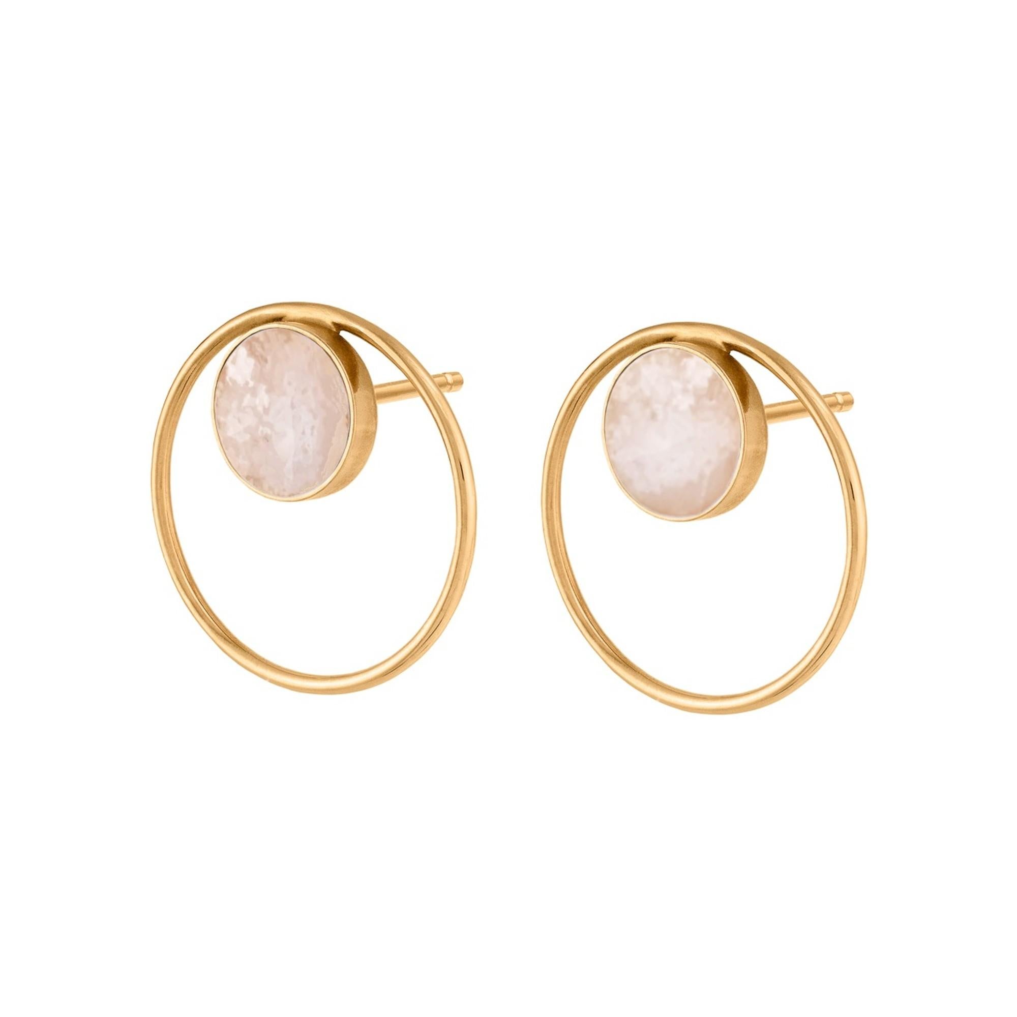 The earrings with white stone are part of a collection whose leitmotif is the perfection of the circle shape. It symbolises completeness, harmony and femininity. Add an extra touch to your look with these simple yet extraordinary earrings. Even a
