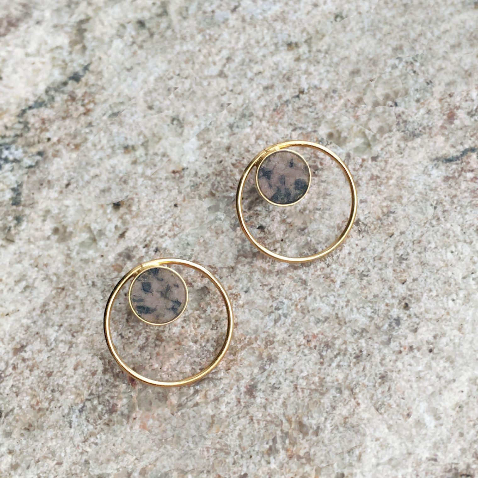 The earrings with pink grey stone are part of a collection whose leitmotif is the perfection of the circle shape. It symbolises completeness, harmony and femininity. Add an extra touch to your look with these simple yet extraordinary earrings. Even
