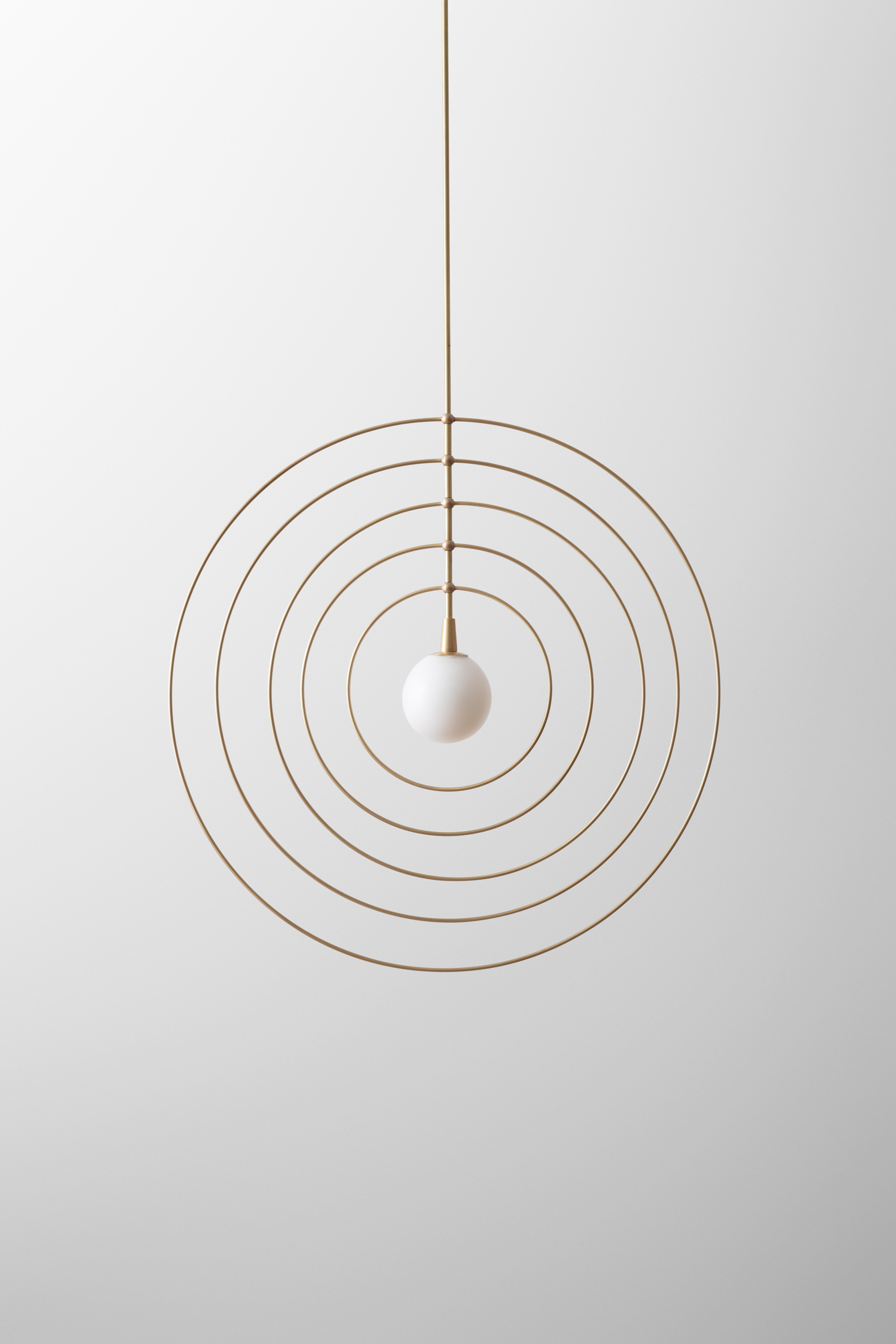 LED-Kinetische Skulptur mit mundgeblasenem Glas und Messingringen, Kreis-Pendelleuchte (Moderne) im Angebot