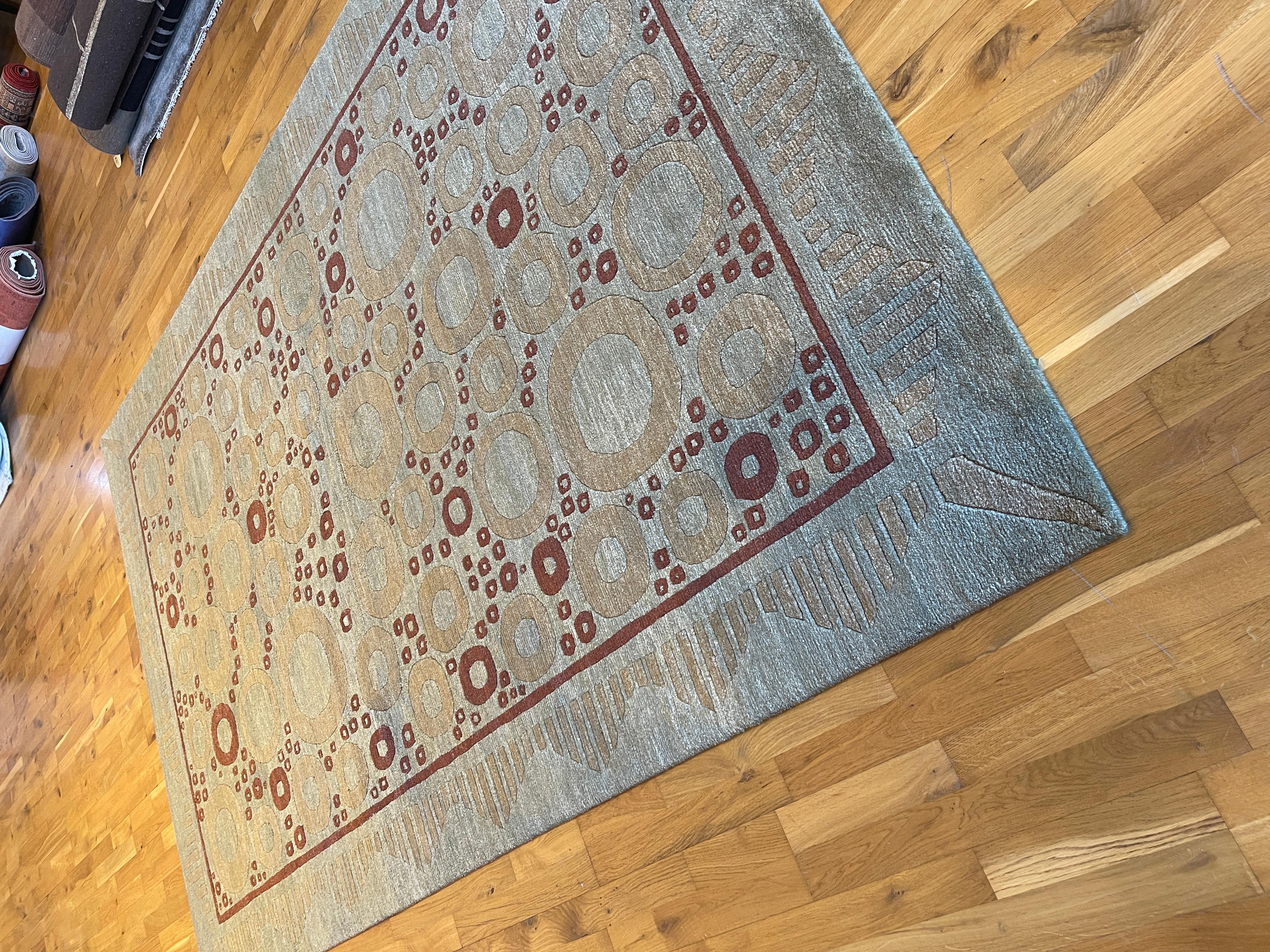 Circle Motif Rug In Excellent Condition For Sale In Los Angeles, CA