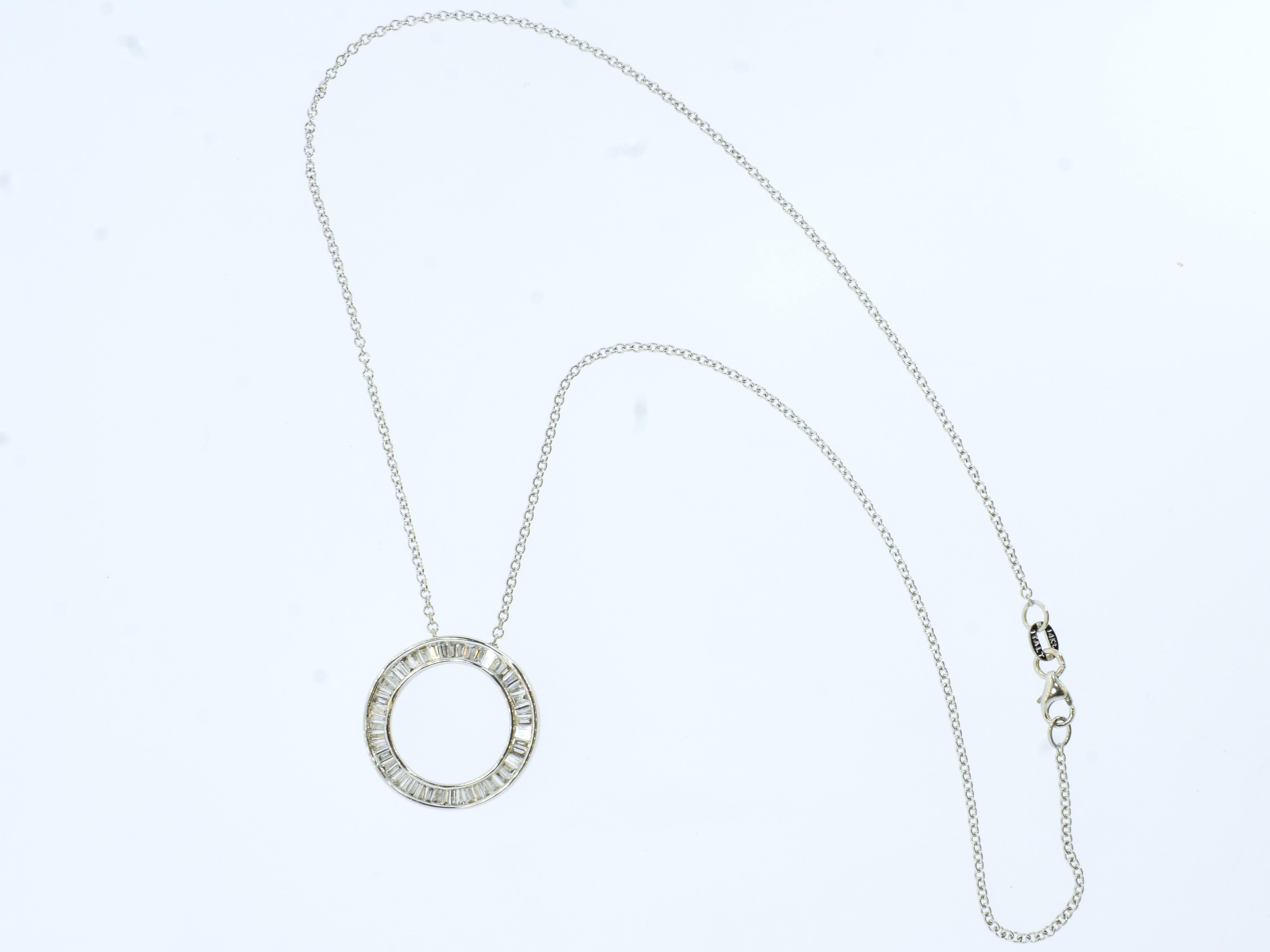 Halskette mit Diamant-Anhänger im Kreis mit 1,50 Karat feinen Diamanten im Fancy-Schliff (Baguetteschliff) im Angebot