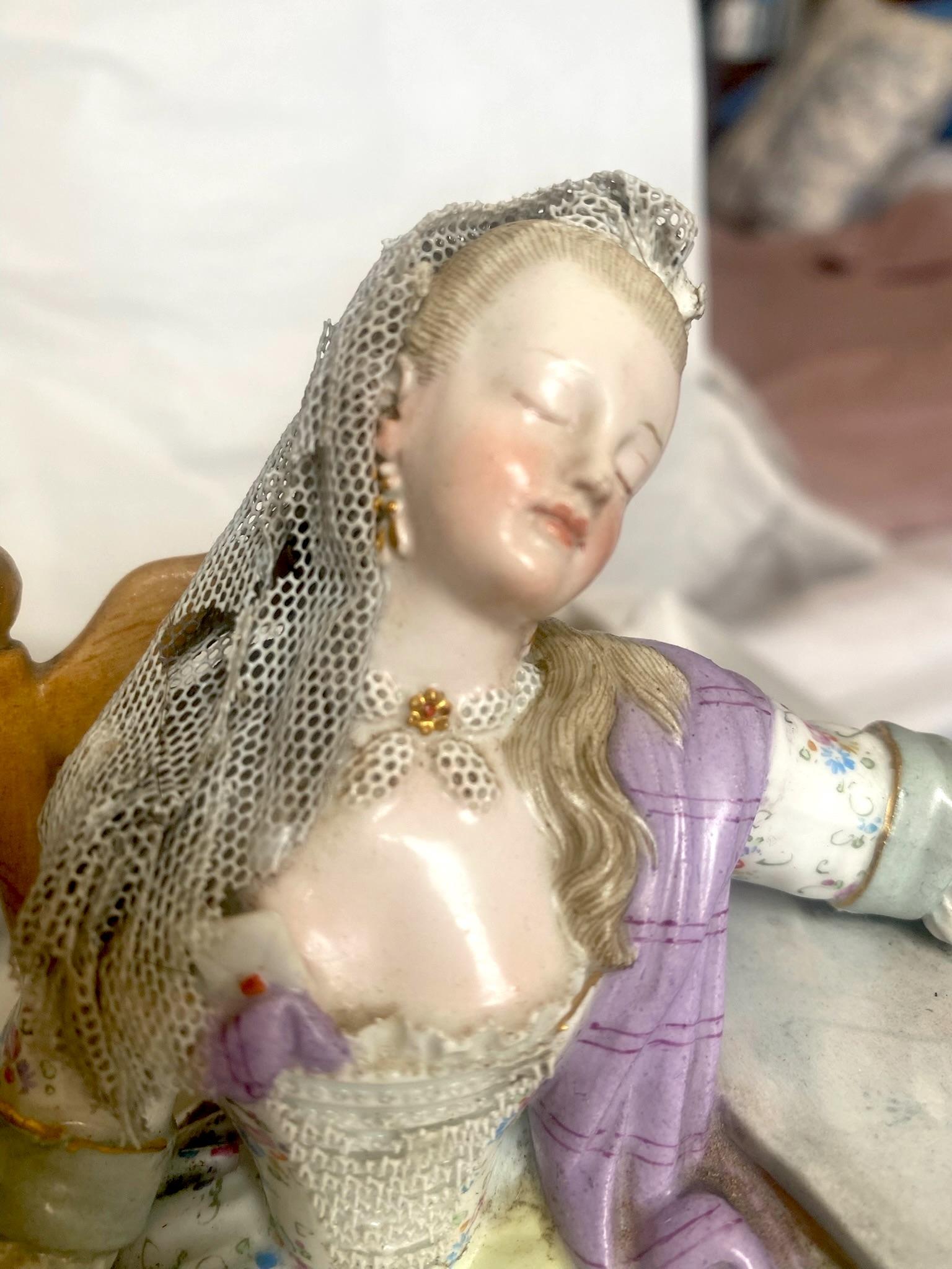Meissen, Louise endormie, d'après un dessin de Greuze, figurine du XIXe siècle - Académique Sculpture par (Circle of) Jean Baptiste Greuze