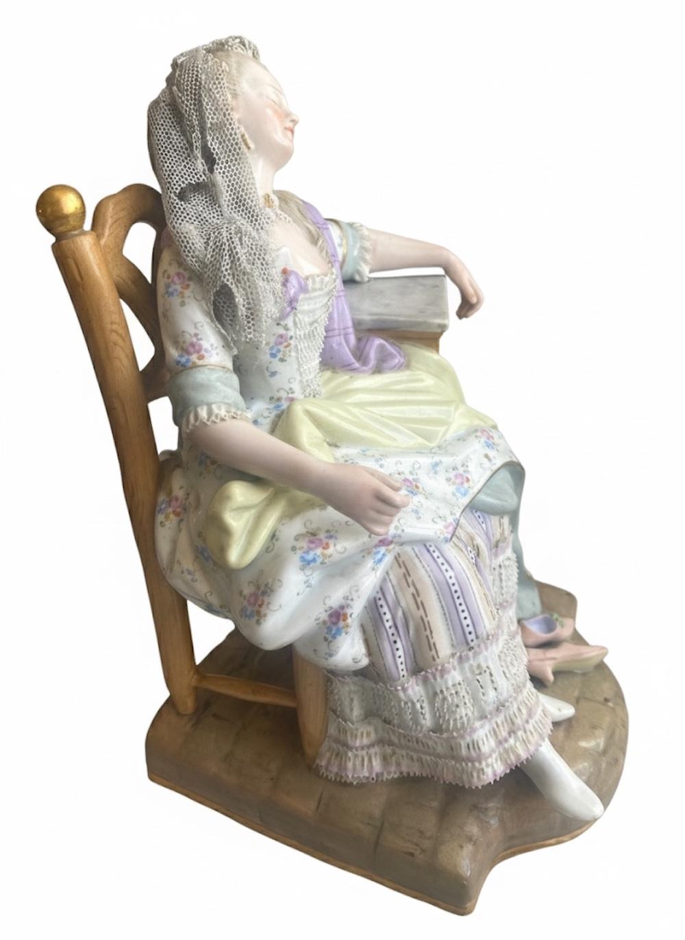 Meissen, Louise endormie, d'après un dessin de Greuze, figurine du XIXe siècle - Gris Figurative Sculpture par (Circle of) Jean Baptiste Greuze