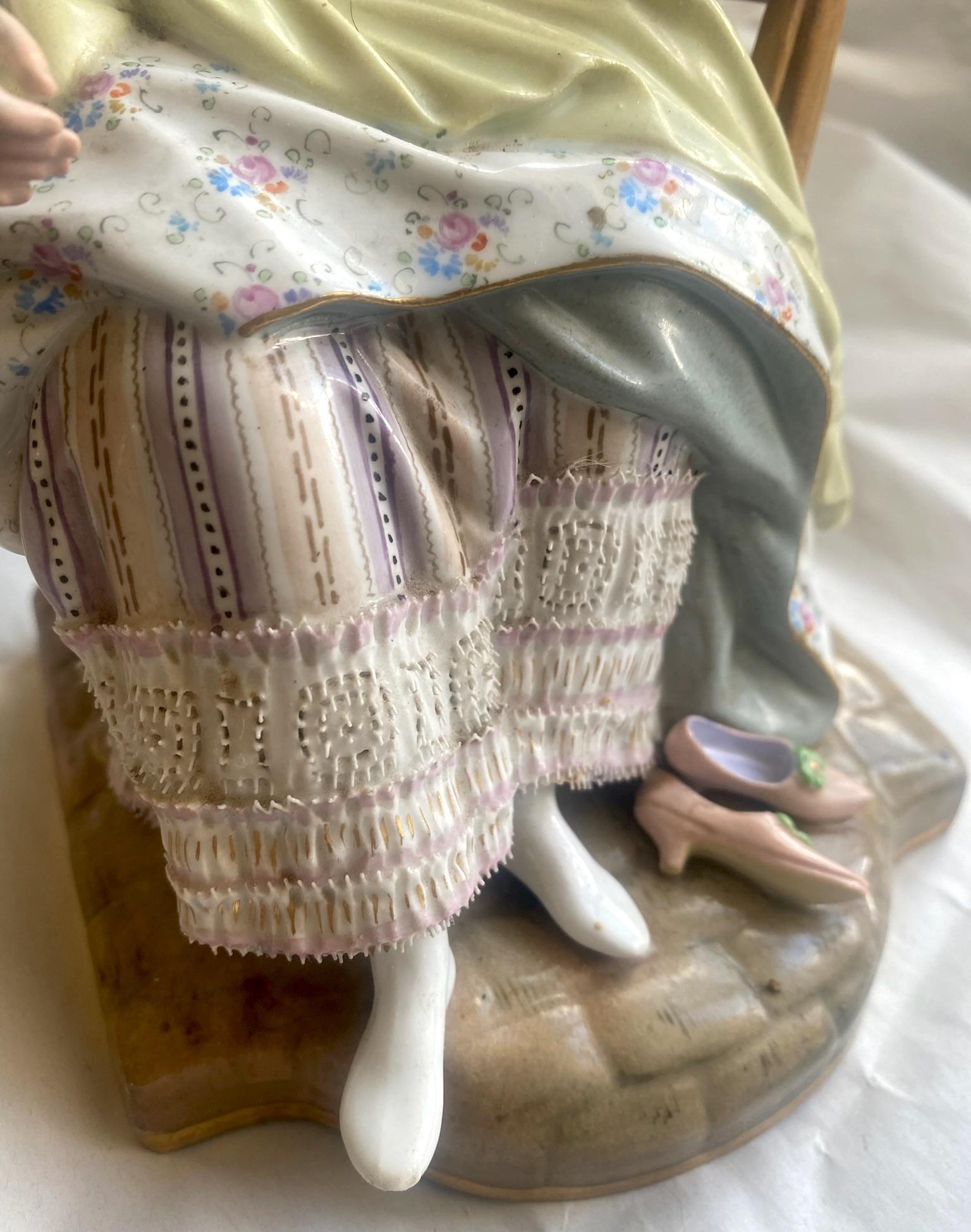 Comme vous le savez tous, chaque figurine de Meissen est peinte individuellement par un artiste. Si tous les Meissen sont de grande qualité, je trouve que la présente figurine est particulièrement belle, avec ses couleurs douces et réalistes du