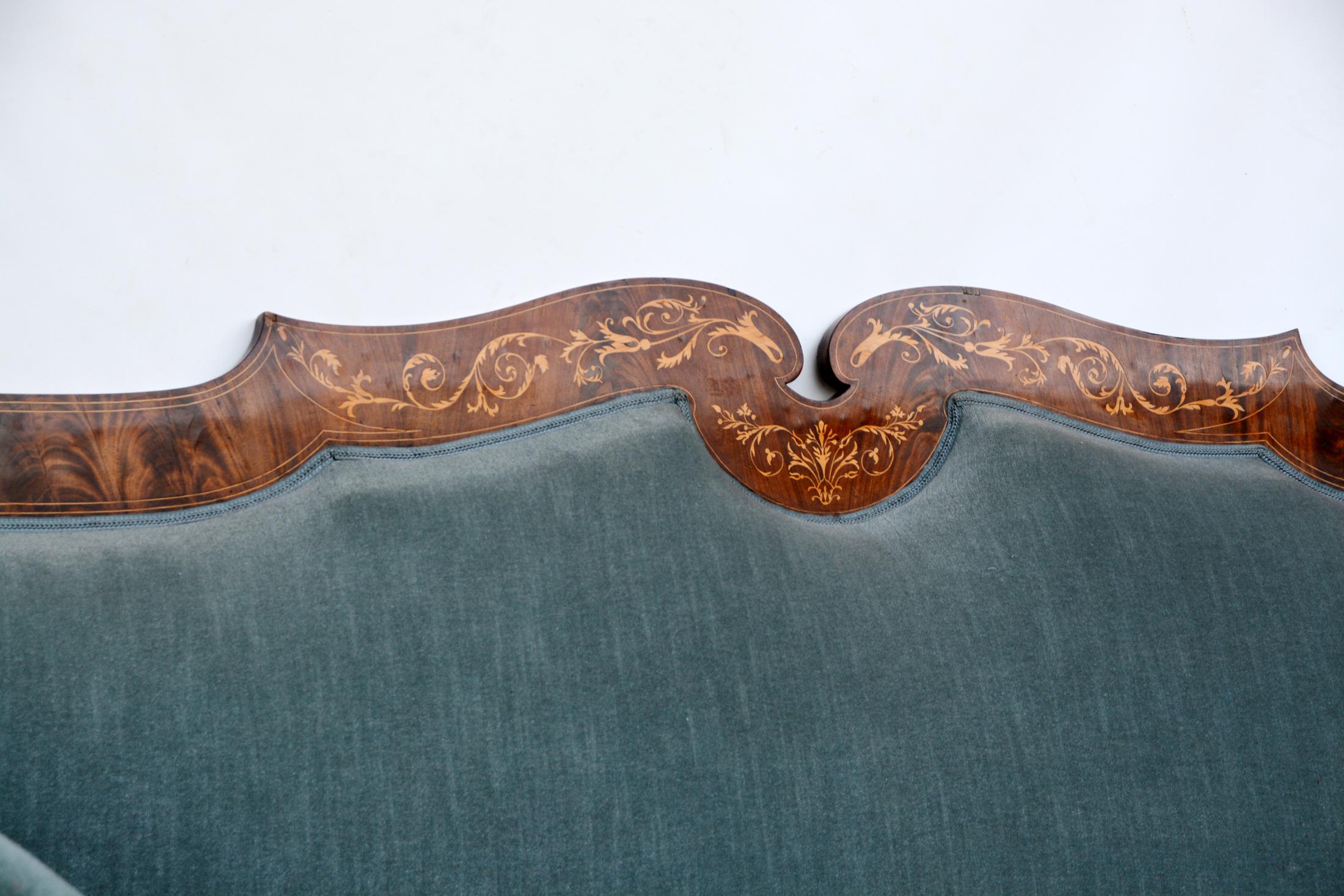Circle of Josef Danhauser - Biedermeier sofa, Vienna, circa 1835-1840. Mahogany on softwood body, maple inlays. 

Base plates on ball feet projecting from the sides. Straight frame. Wide lateral projecting sides, curved like a cornucopia.