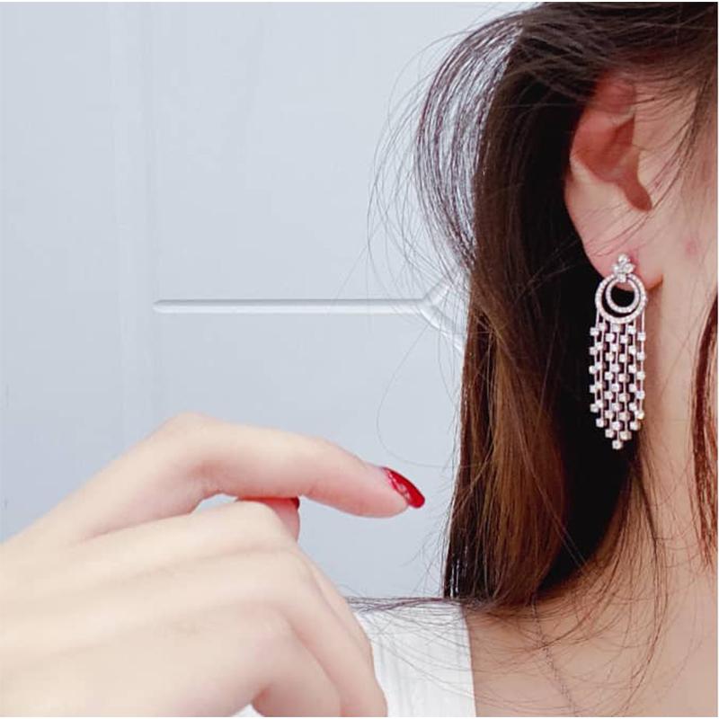 Diese aus luxuriösem 18-karätigem Gold gefertigten Ohrringe symbolisieren ewige Schönheit und Raffinesse. Sie sind in Gelb-, Weiß- und Roségold erhältlich und mit natürlichen Diamanten besetzt - perfekt, um zu jedem besonderen Anlass ein Statement