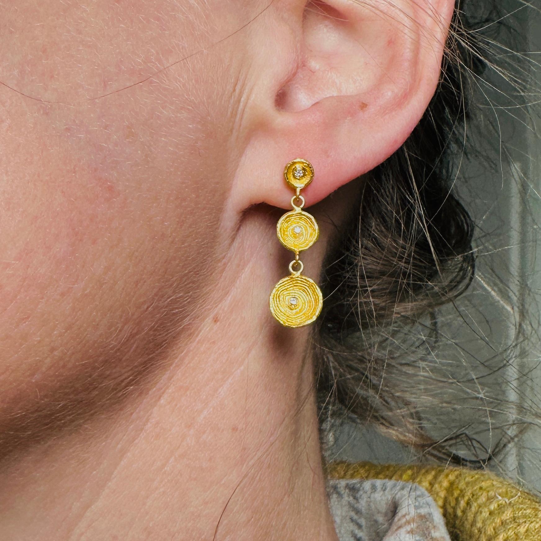 Dreifach-Ohrringe mit Diamantdetails aus 24-karätigem Gold, Schachtel (Byzantinisch) im Angebot