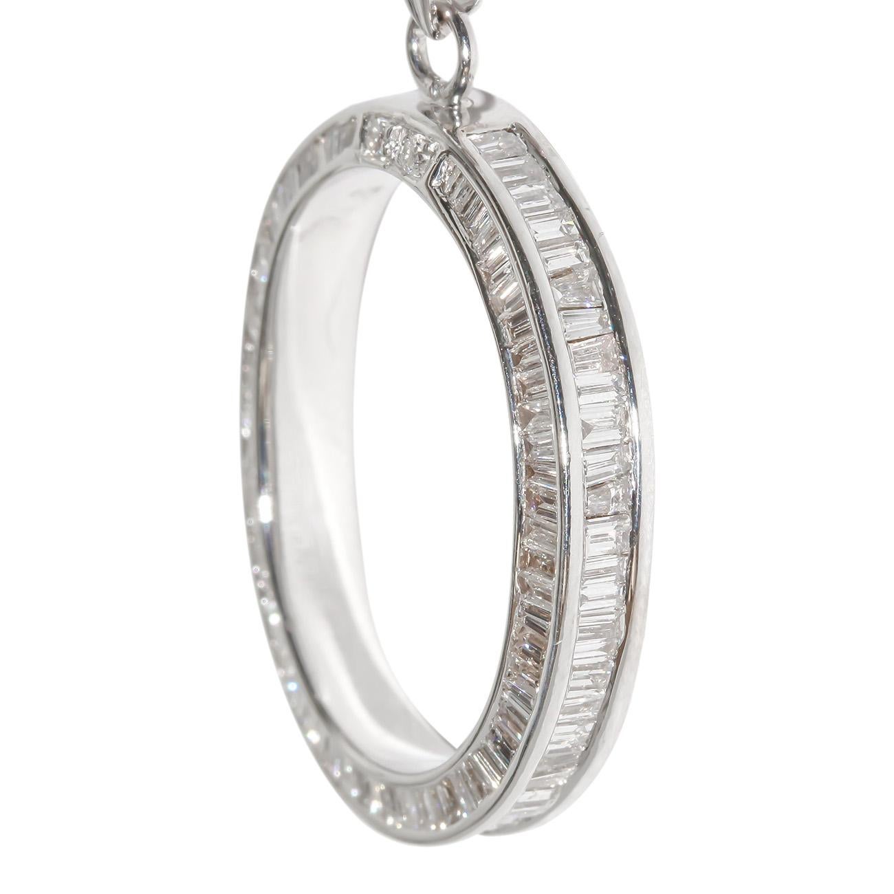 Taglio baguette Ciondolo a forma di cerchio della vita con diamanti baguette.  D2,33ct.t.w. in vendita