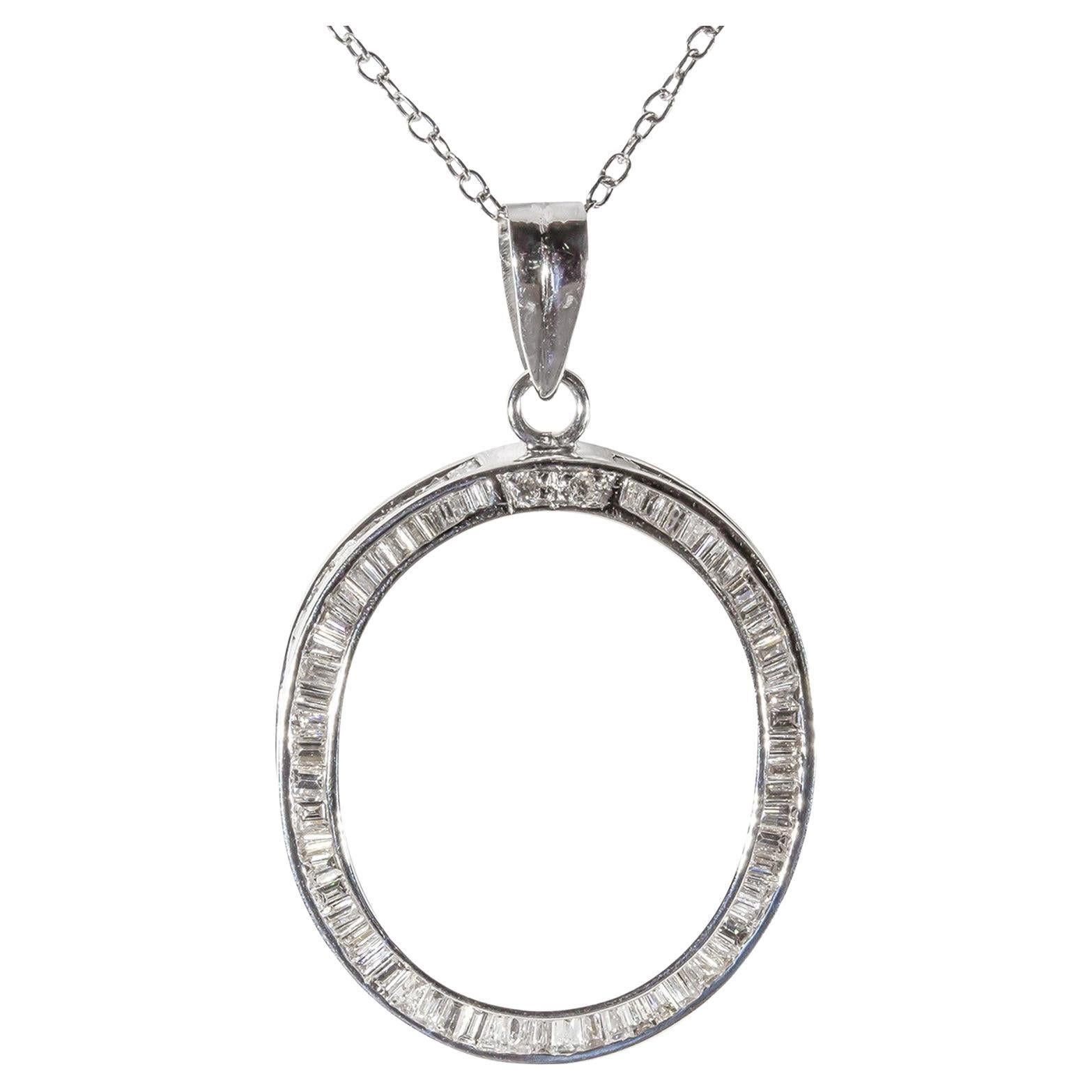 Ciondolo a forma di cerchio della vita con diamanti baguette.  D2,33ct.t.w. in vendita