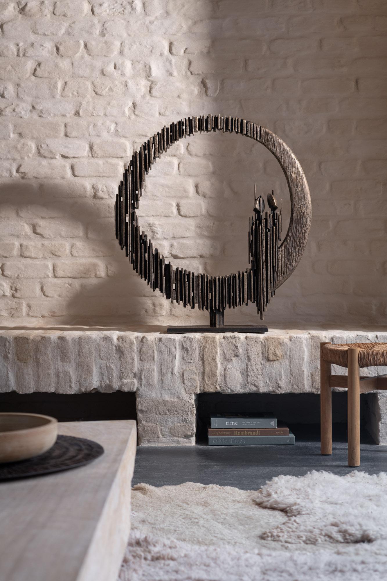 Sculpture en bronze Circle Of Love par Gardeco Objects
Edition limitée à 49 pièces.
Conçu par Guy Buseyne.
Dimensions : 79 x 17 x 86 cm : D 79 x L 17 x H 86 cm.
Base : D 40 x L 17 x H 2 cm.
MATERIAL : Bronze.

Gardeco est synonyme d'objets de