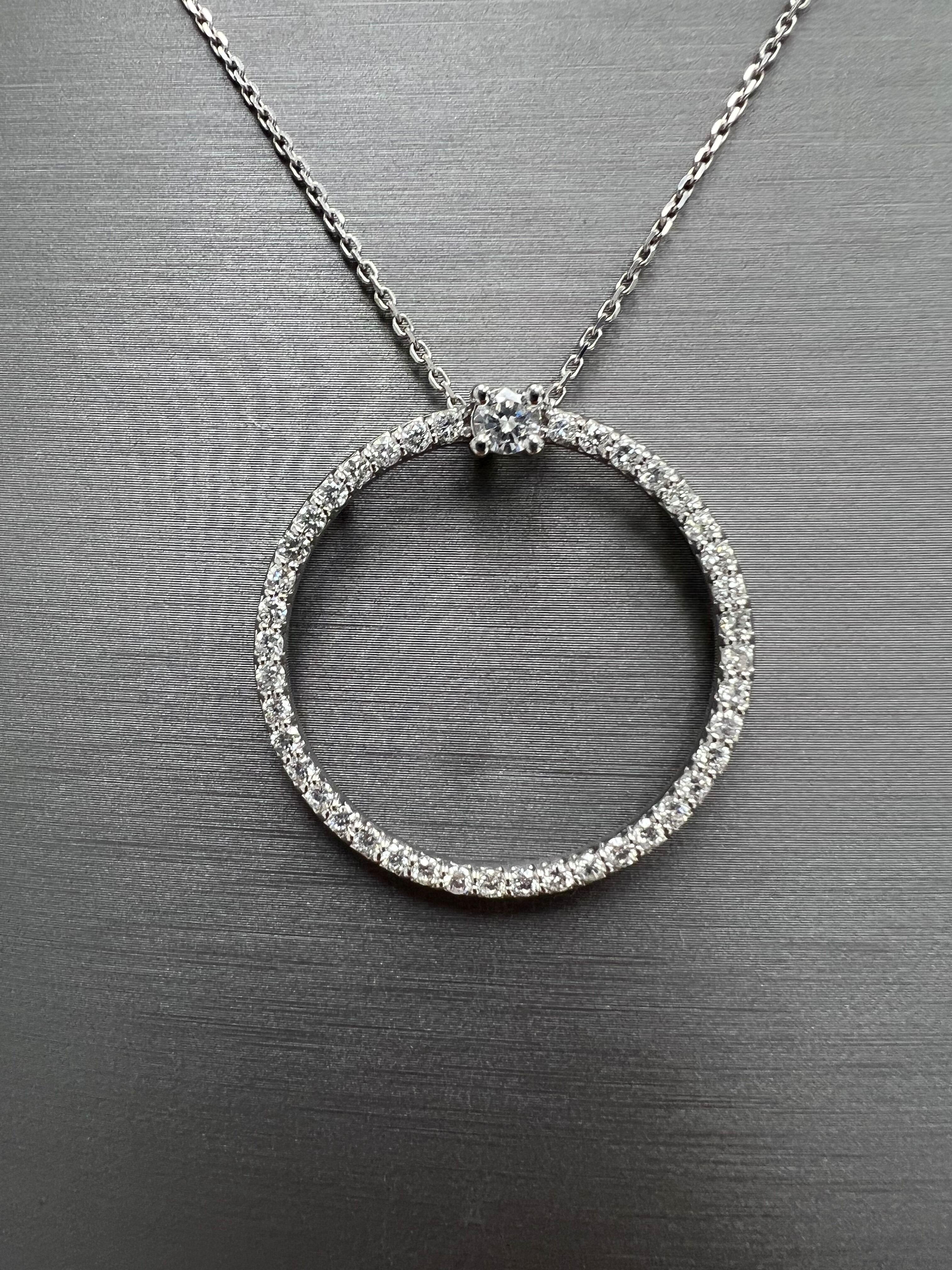 Circle of Love Diamant-Anhänger mit einem 0,25 CT Diamanten an der Spitze
Kreis des Lebens und der Liebe Anhänger, ausgezeichnet für jede Gelegenheit.
Natürliche Diamanten im Brillant-Vollschliff
14k Weißgold
40 kleine Diamanten (1,11 Karat) und ein