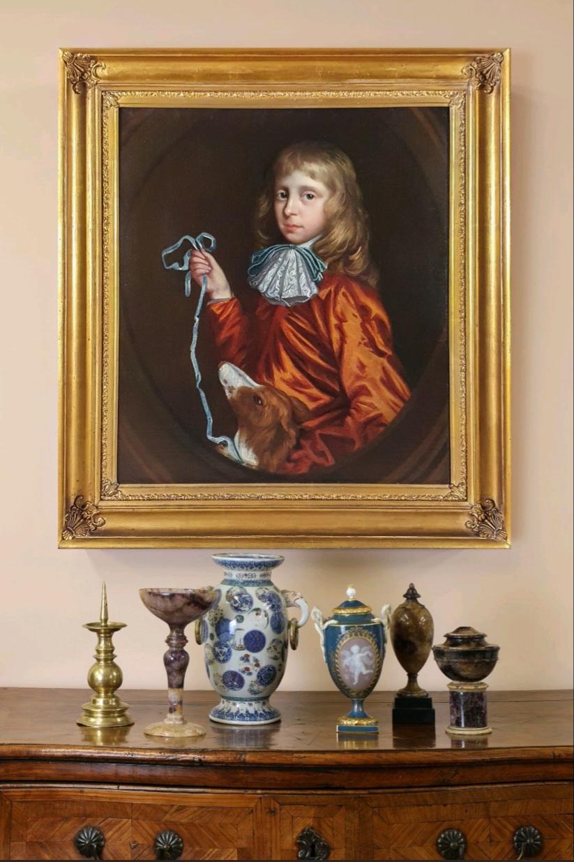 Porträt eines jungen Gentleman und eines Haustierhundes, ca. 1680, antikes Gemälde in Öl auf Leinwand – Painting von (Circle of) Mary Beale