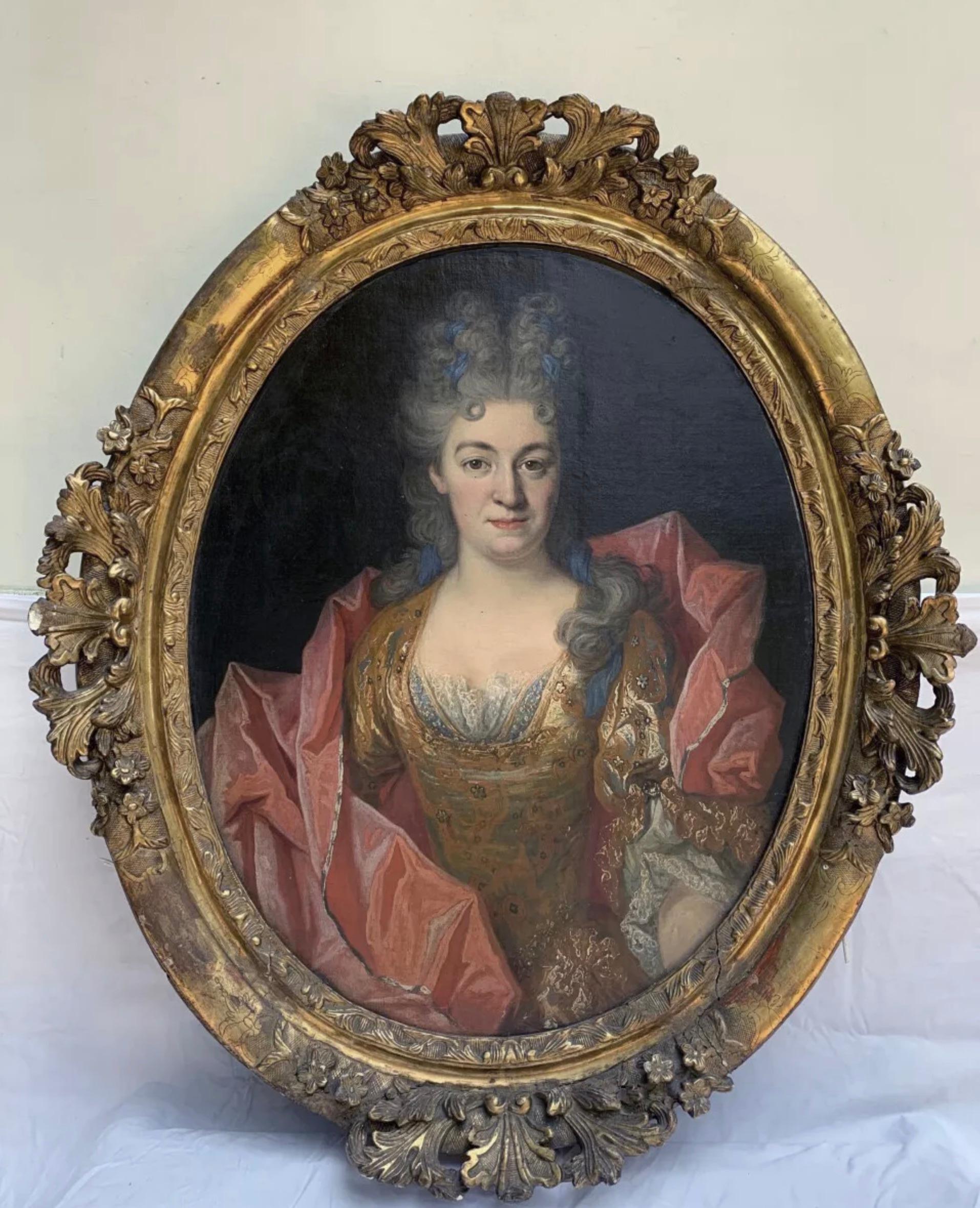 Dieses auffällige ovale Porträt, das dem Umkreis von Nicolas de Largillière zugeschrieben wird, ist ein Beispiel für die raffinierte Eleganz und künstlerische Raffinesse der französischen Porträtmalerei des späten 17. bis frühen 18. Jahrhunderts.