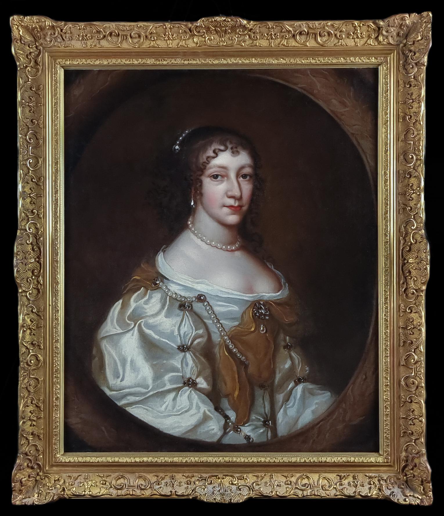 (Circle of) Sir Peter Lely Portrait Painting – Porträt einer Dame in silbernem Seidenkleid und Perlen, Ölgemälde auf Leinwand, um 1660
